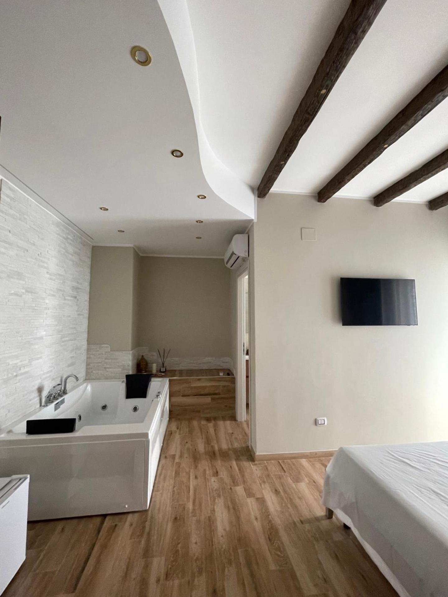 Queen Room with Spa Bath