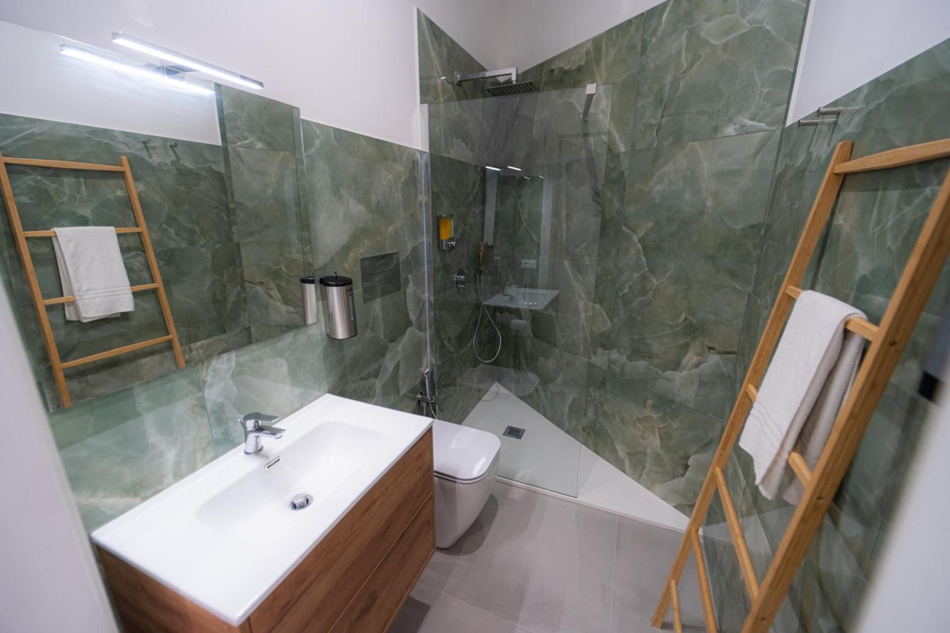 Queen Room with Spa Bath