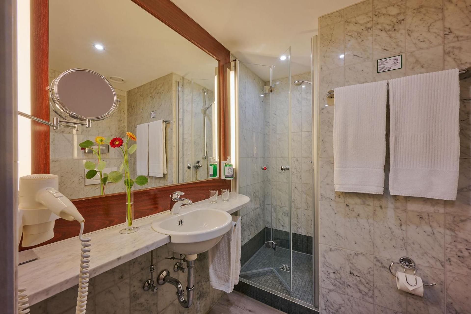 Cityhotel Kaiser Karl Aachen Queen Room 3