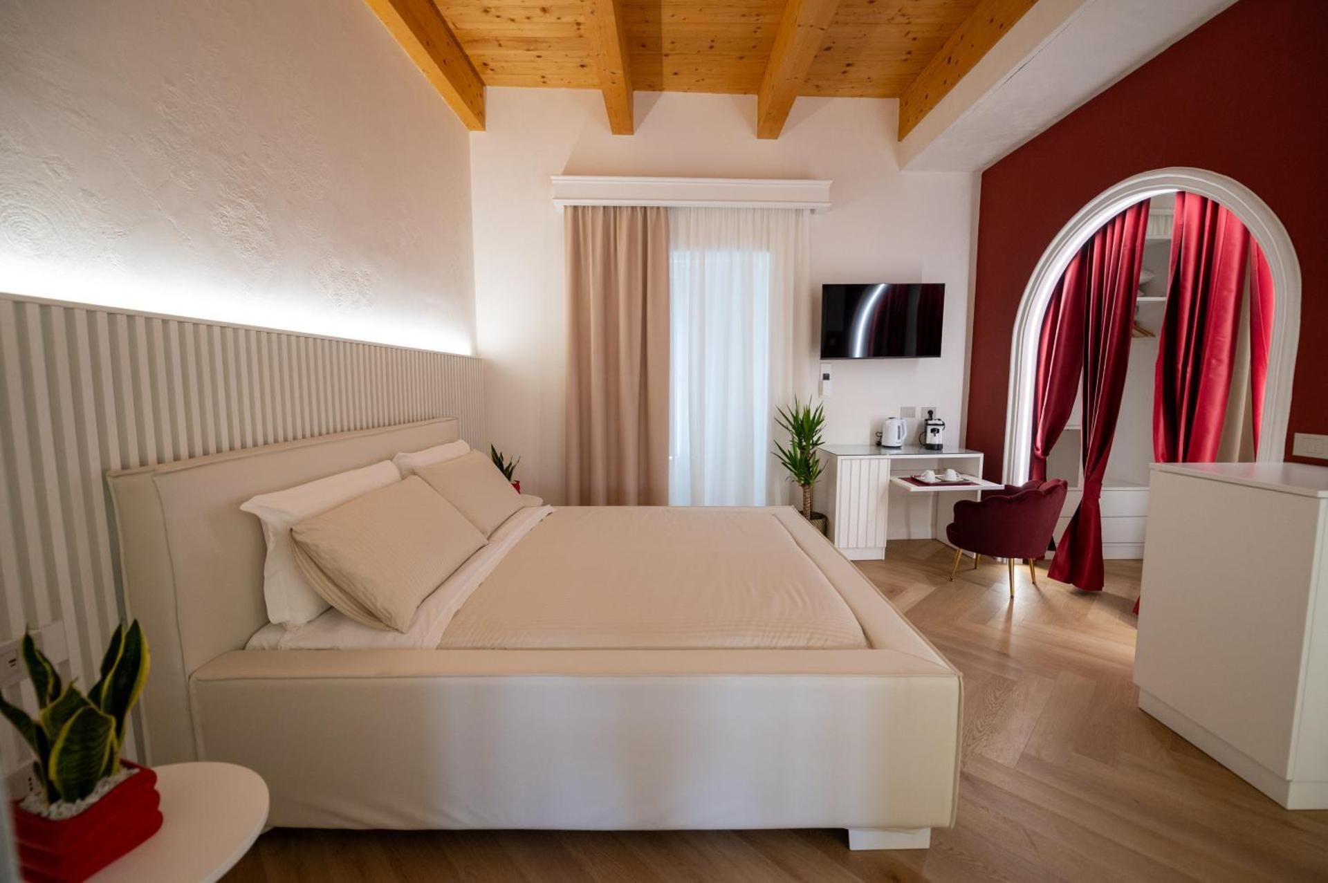 Deluxe Queen Room