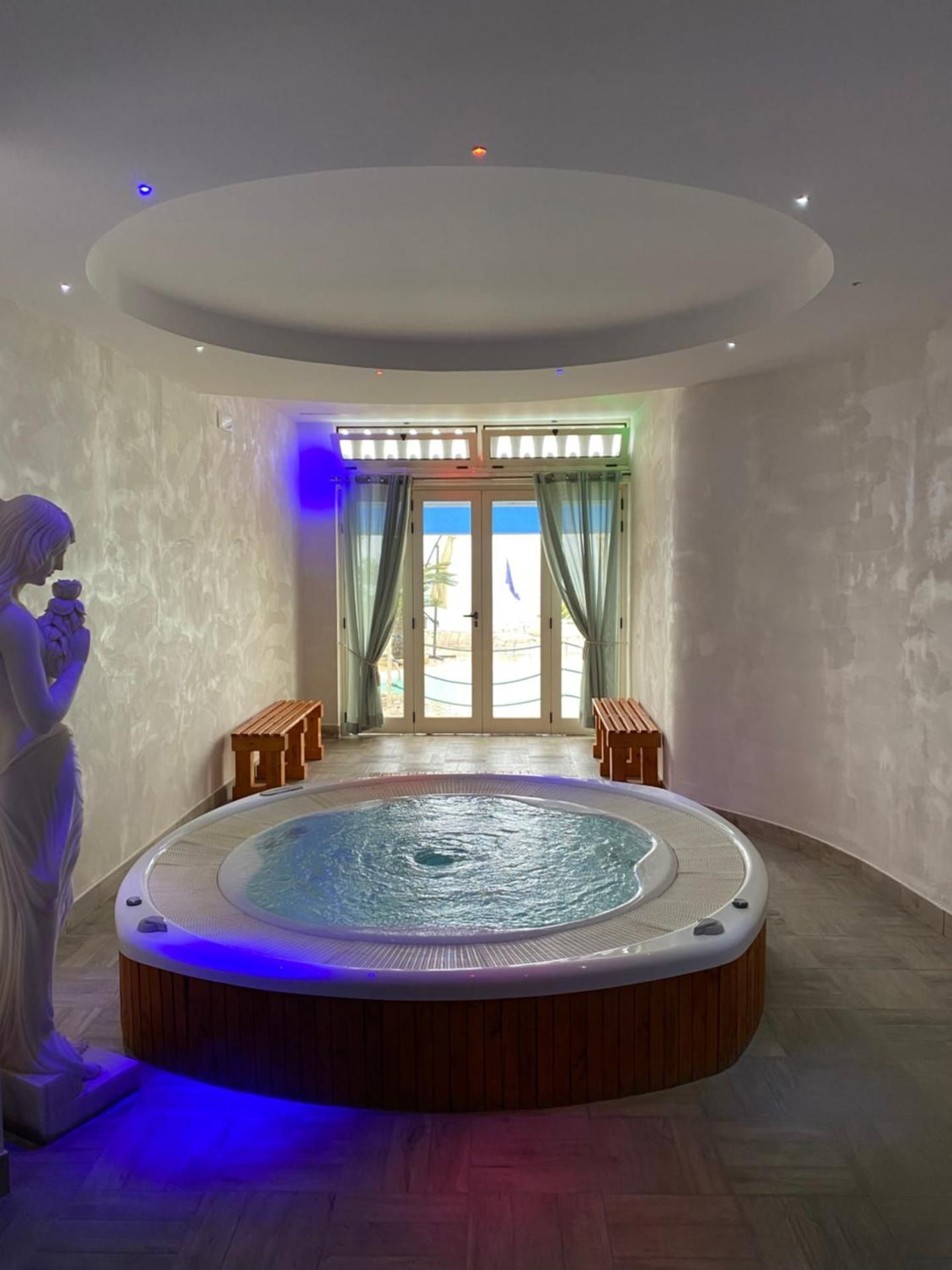 La Porta del mare SPA Suite with Hot Tub