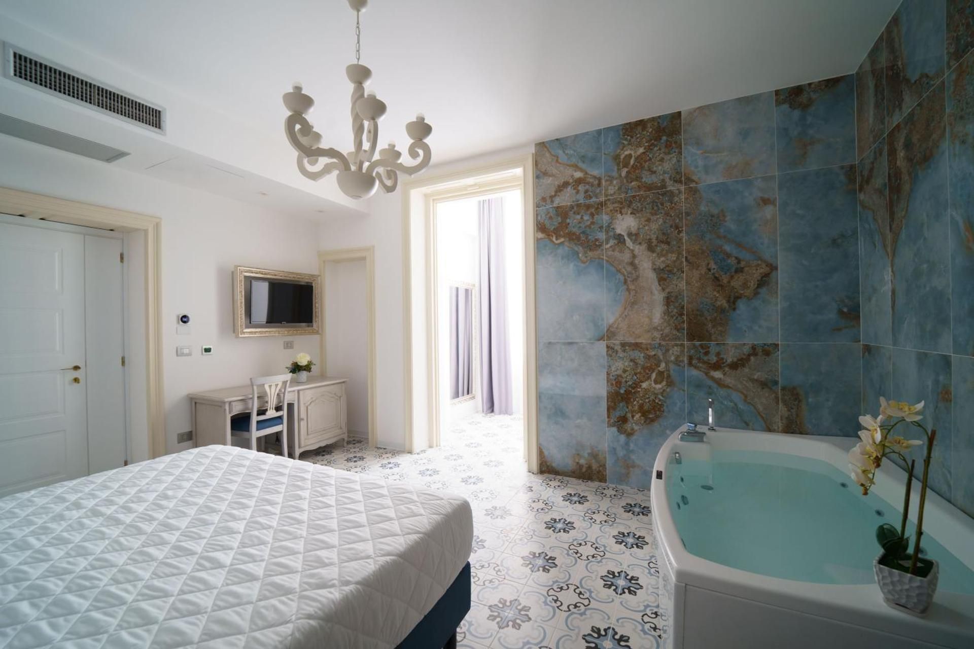 Deluxe Suite with Spa Bath