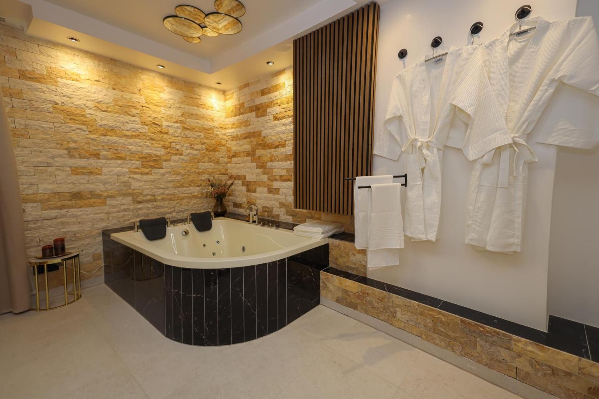 Deluxe Suite with Spa Bath
