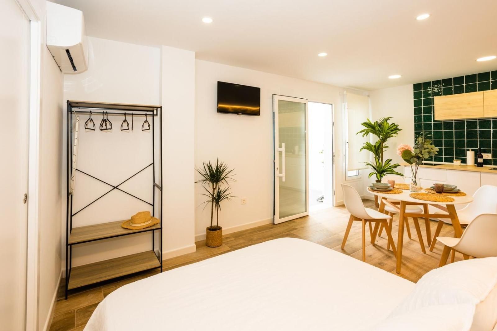 Deluxe Room (2 Adults + 1 Child)