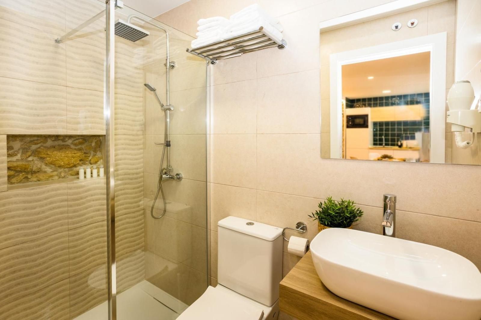 Deluxe Room (2 Adults + 1 Child)
