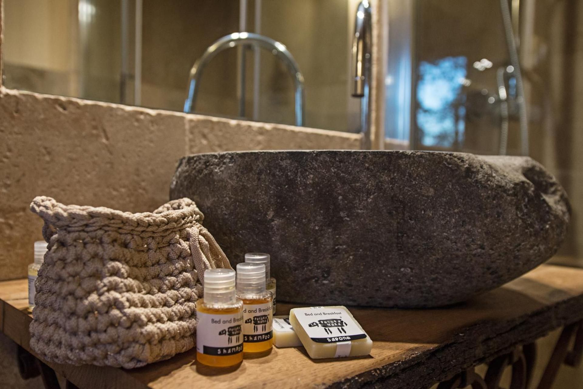 B&B La Pecora Nera Queen Suite with Spa Bath 3