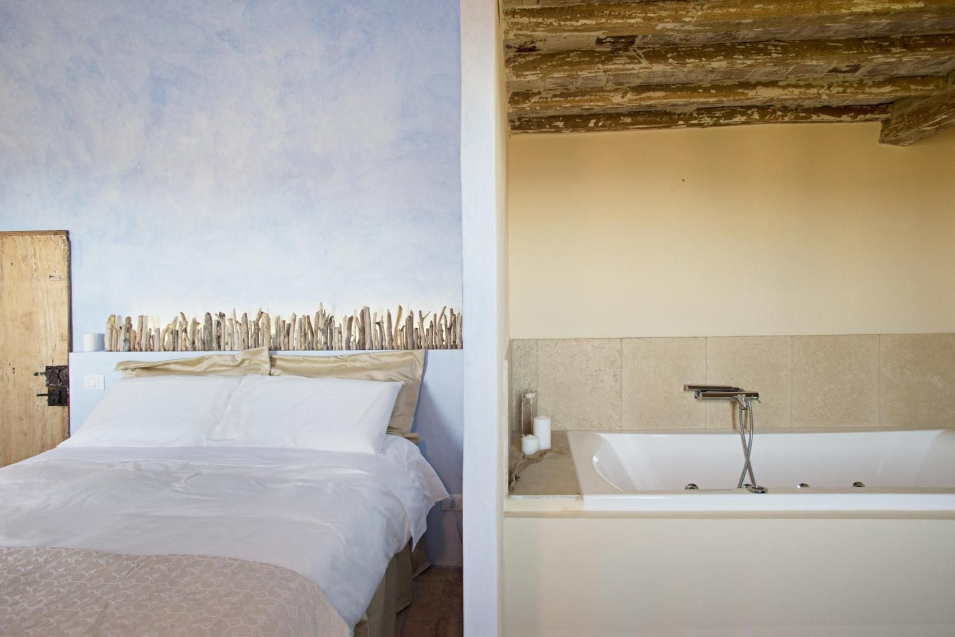 B&B La Pecora Nera Queen Suite with Spa Bath 2