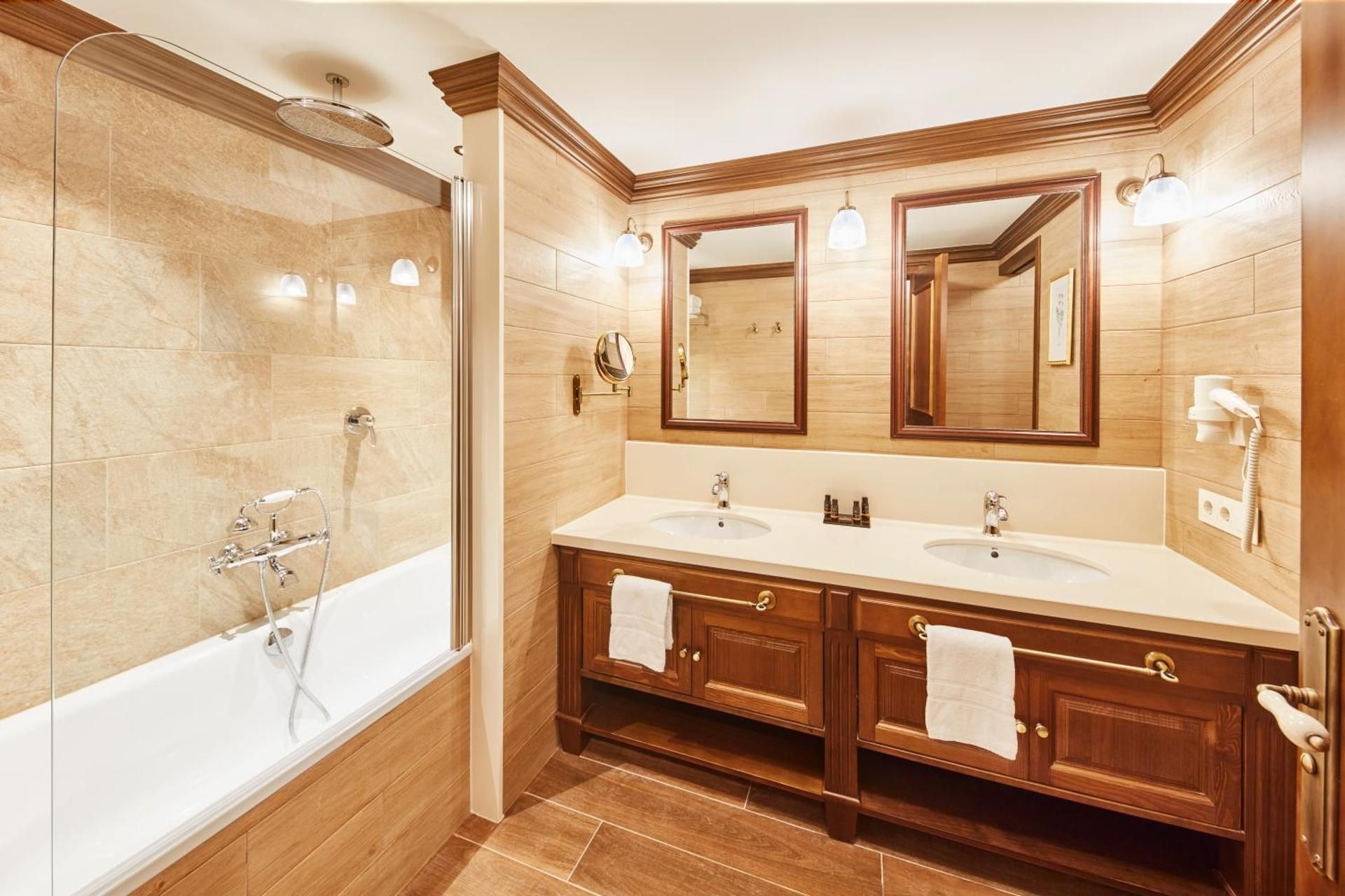 Superior Room with Access to PortAventura Park ( 3 adults) + 1 access to Ferrari Land