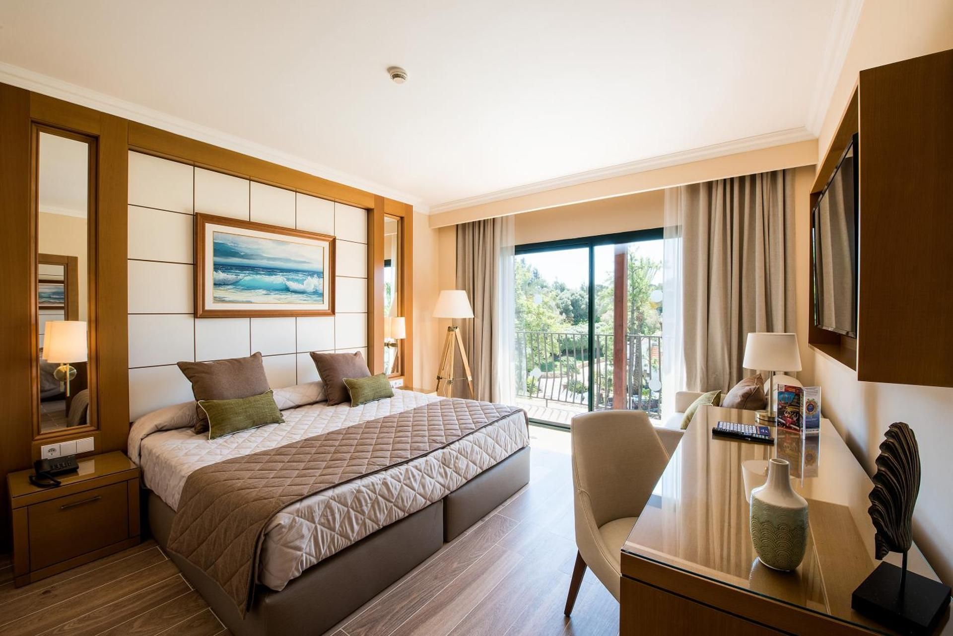 Standard Room with Access to PortAventura Park + 1 access to Ferrari Land (3 adults)