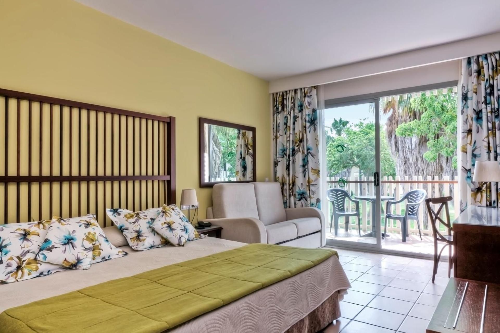 Standard Room with Access to PortAventura Park + 1 access to Ferrari Land (3 adults)
