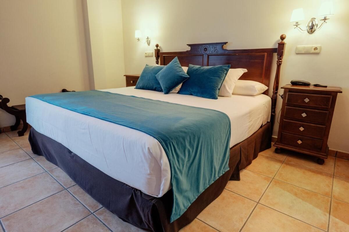 Hotel Maria de Molina Superior Double Room with View 3