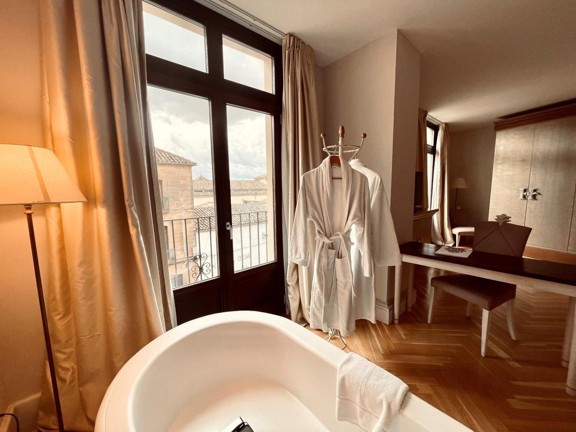 Deluxe Family Room (2 Adults + 1 Child)