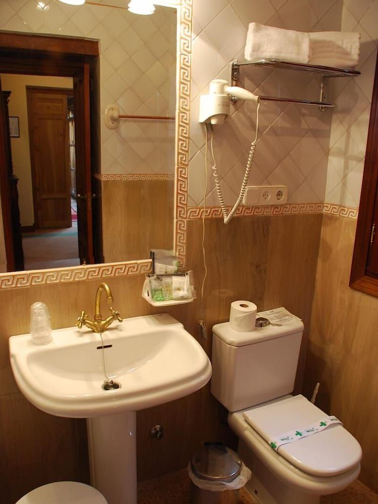 Hotel Alvar Fañez Twin Room 7