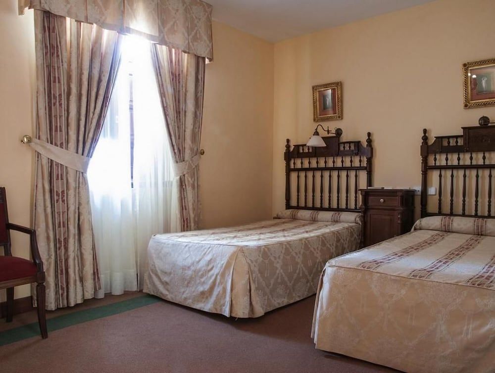 Hotel Alvar Fañez Twin Room 4