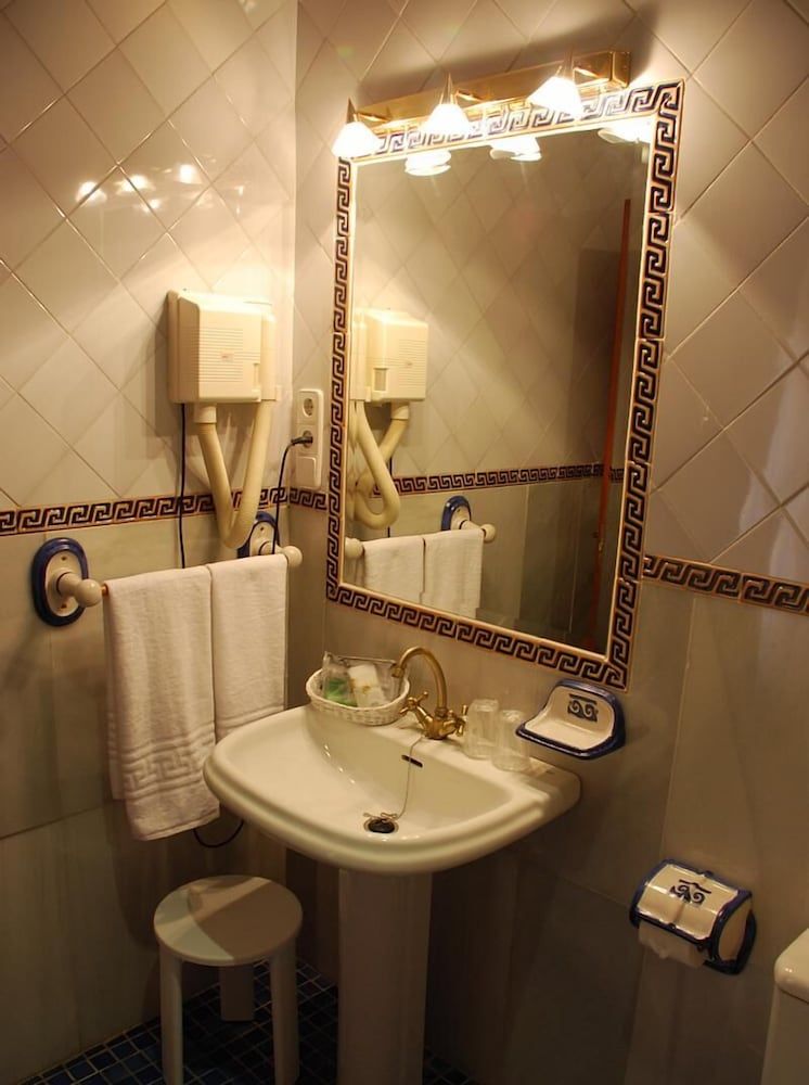 Hotel Alvar Fañez Twin Room 8