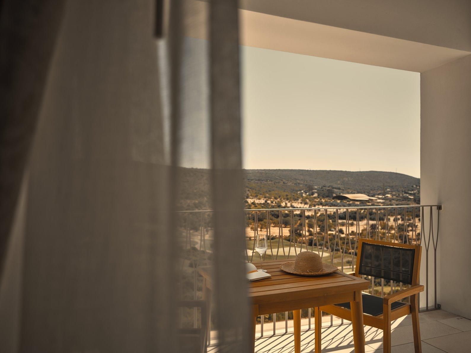 Deluxe King With Valley View