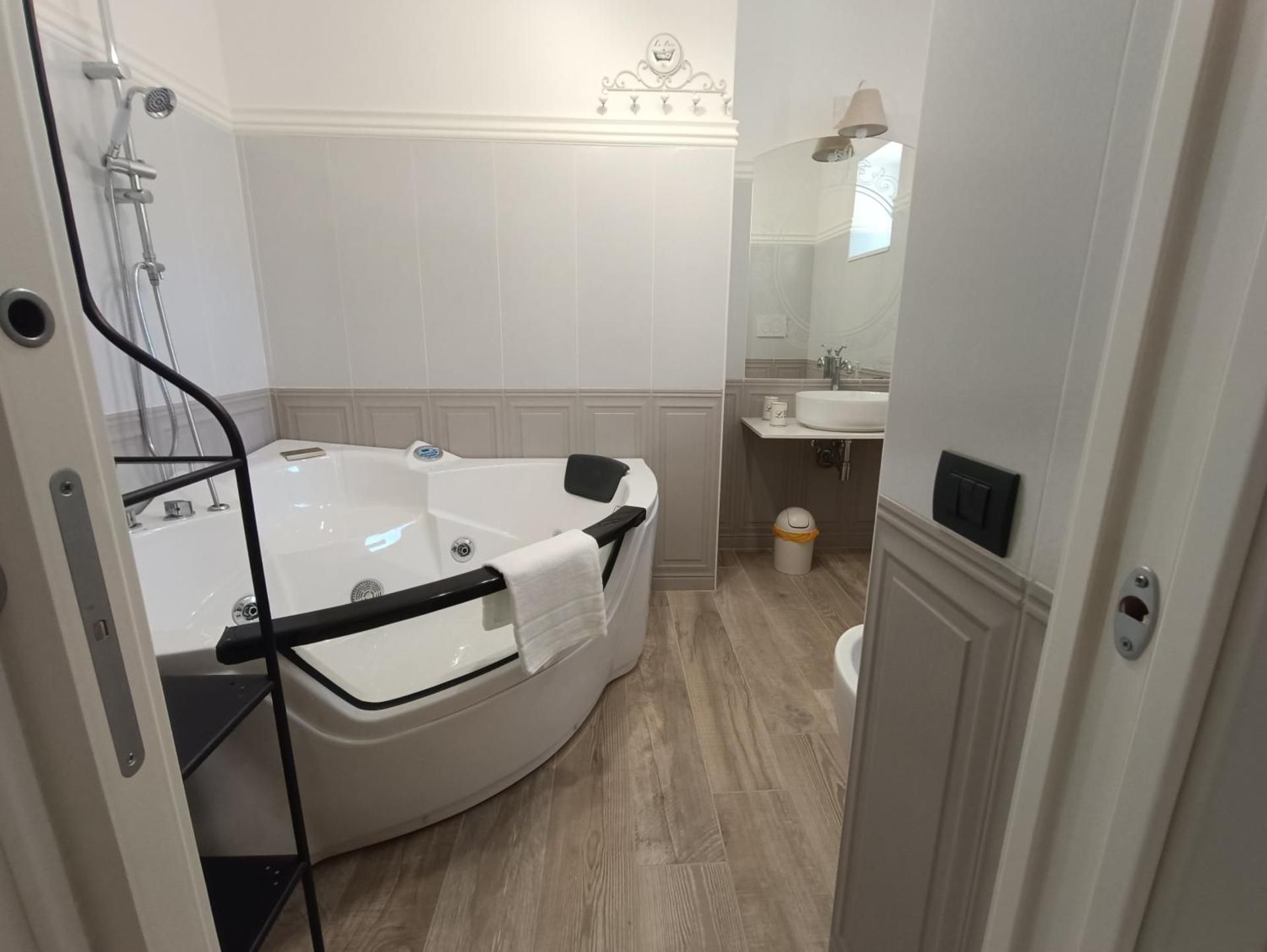 King Room with Spa Bath