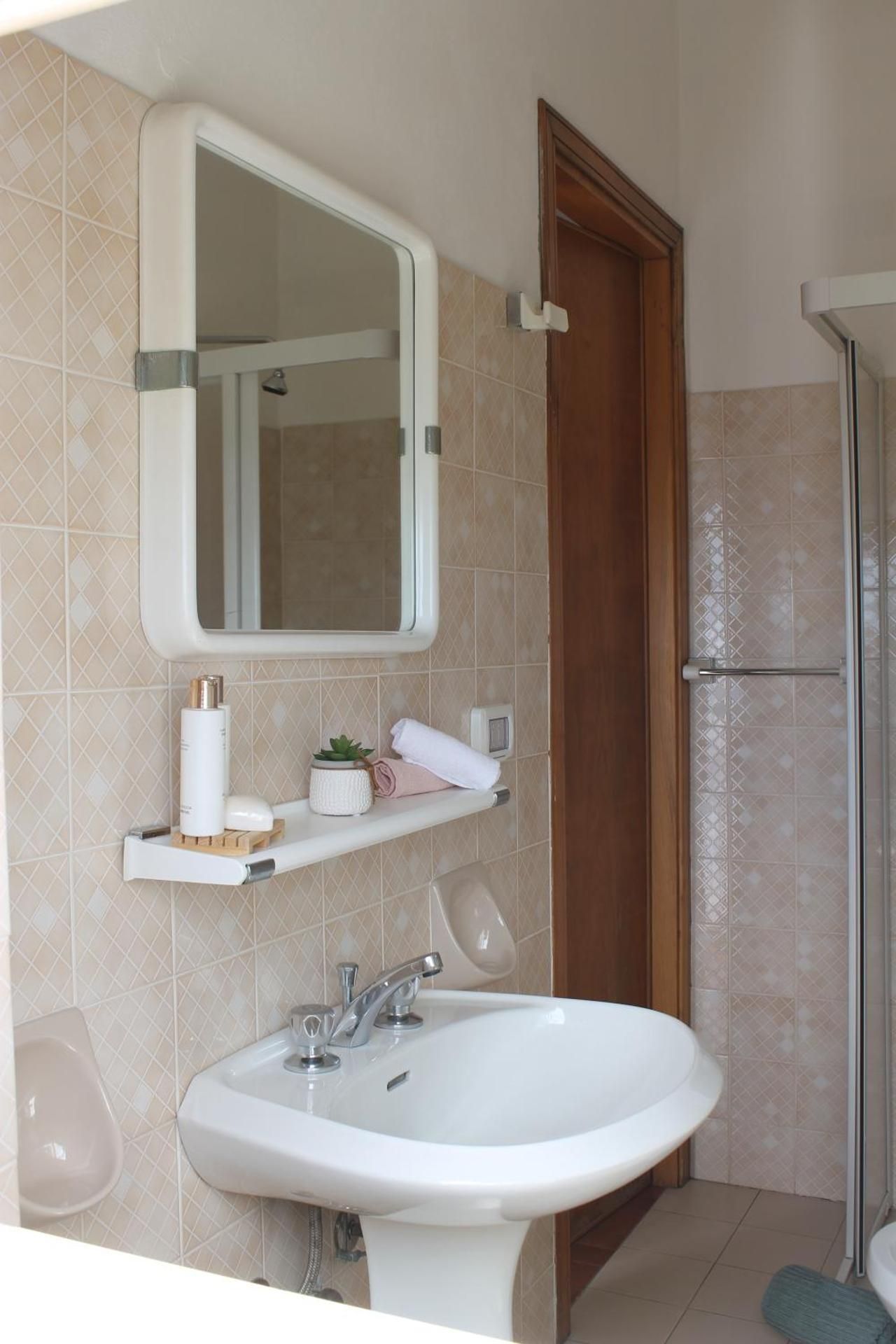 Deluxe Room (2 Adults + 1 Child)