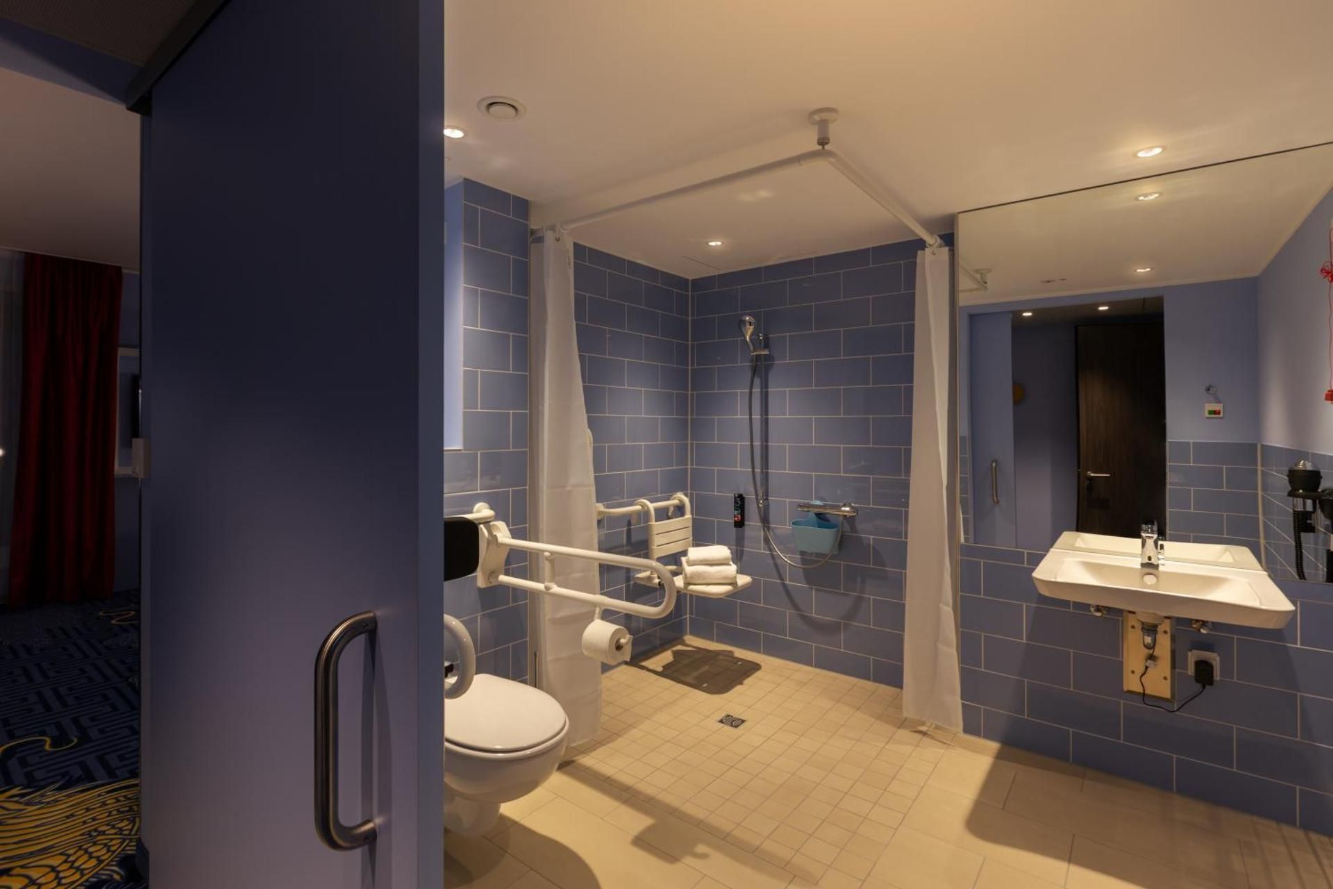 Holiday Inn - The Niu, Mood Mainz By IHG 1 Queen Premium Accessible Kitchenette 3