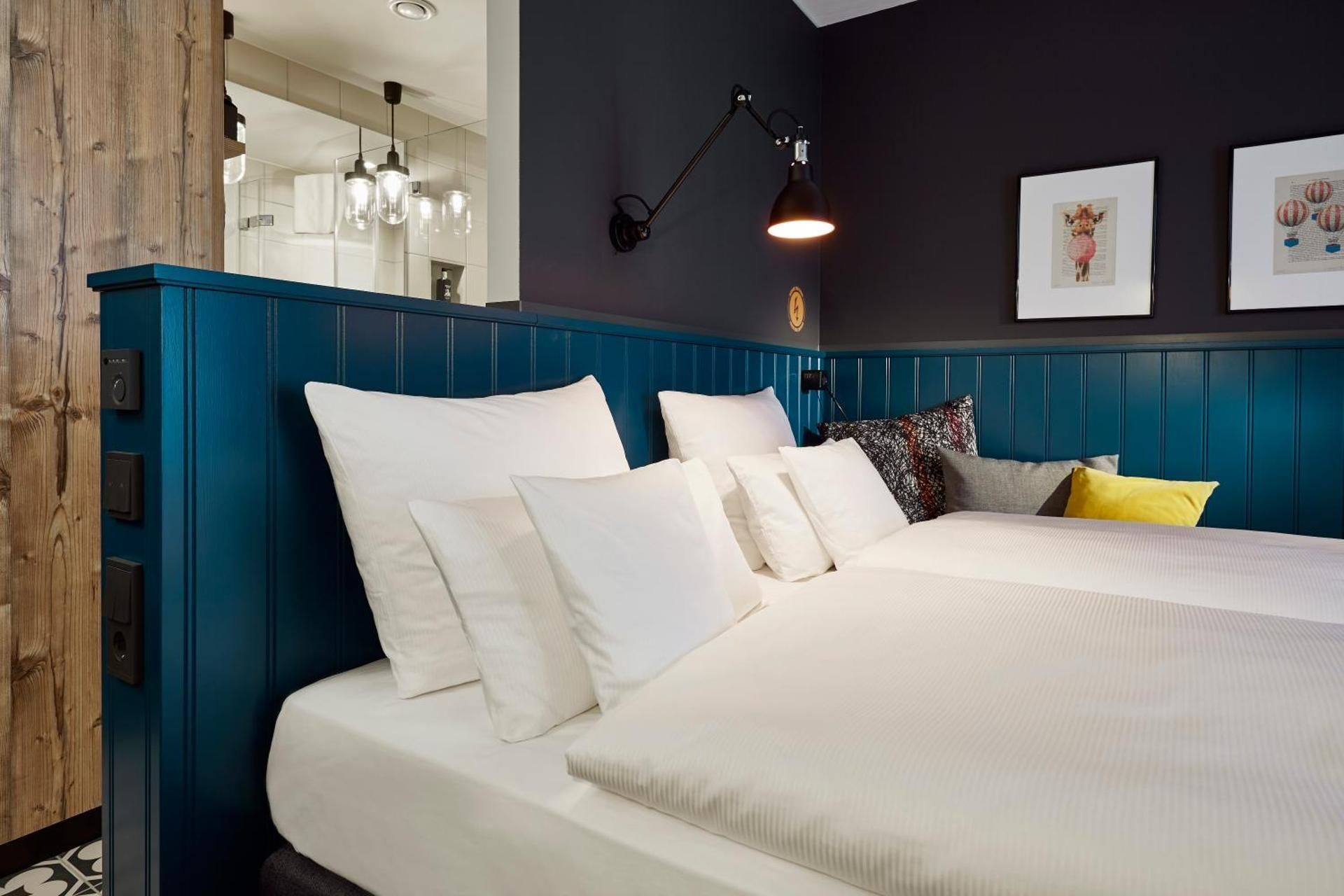 1 Queen Bed