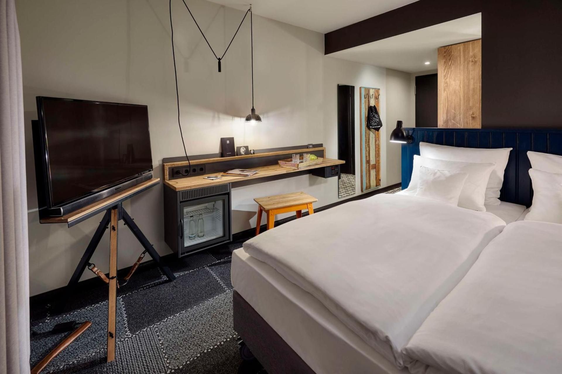 1 King Bed 