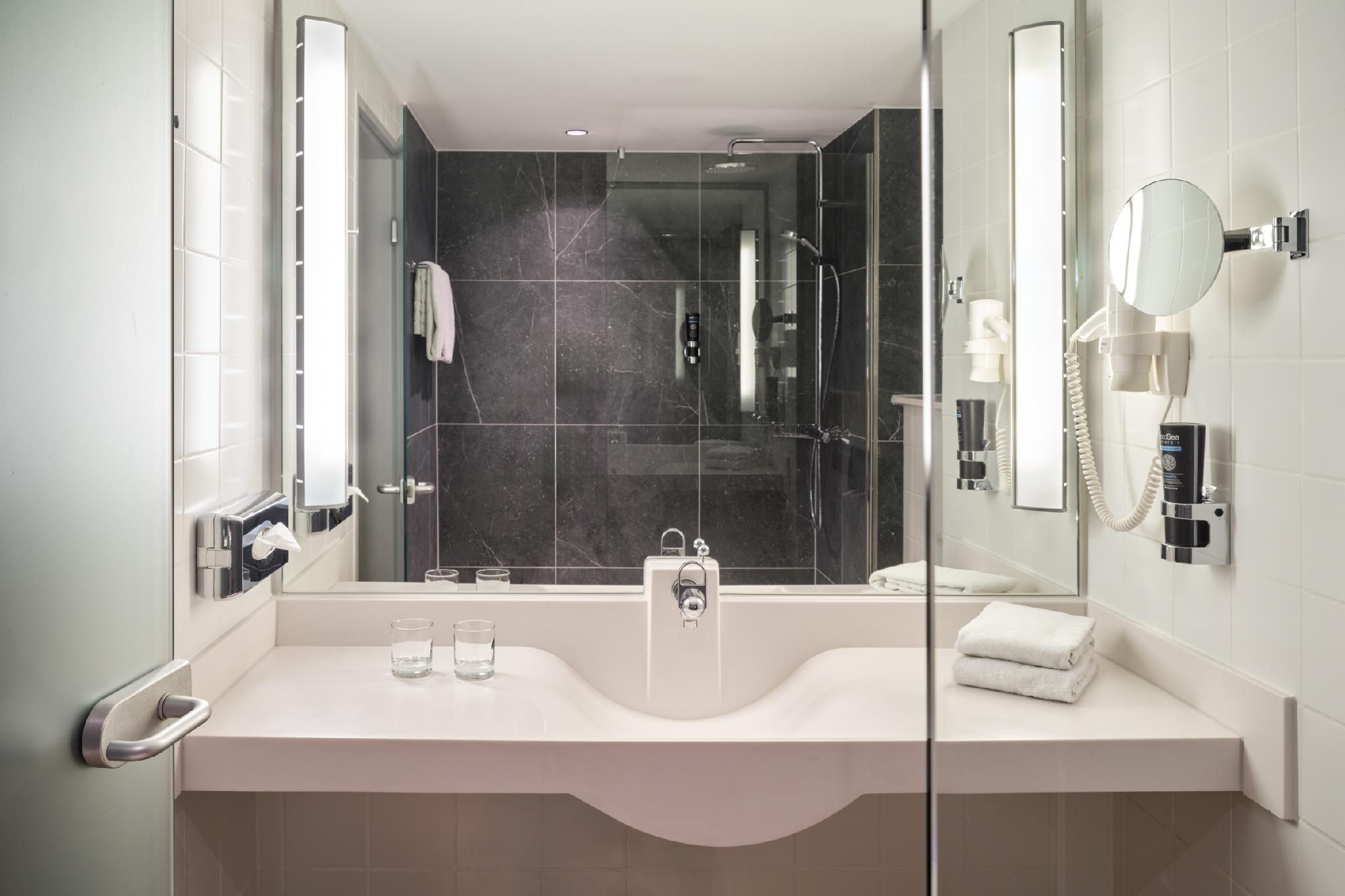 Leonardo Hotel Mainz Comfort Double Room 3