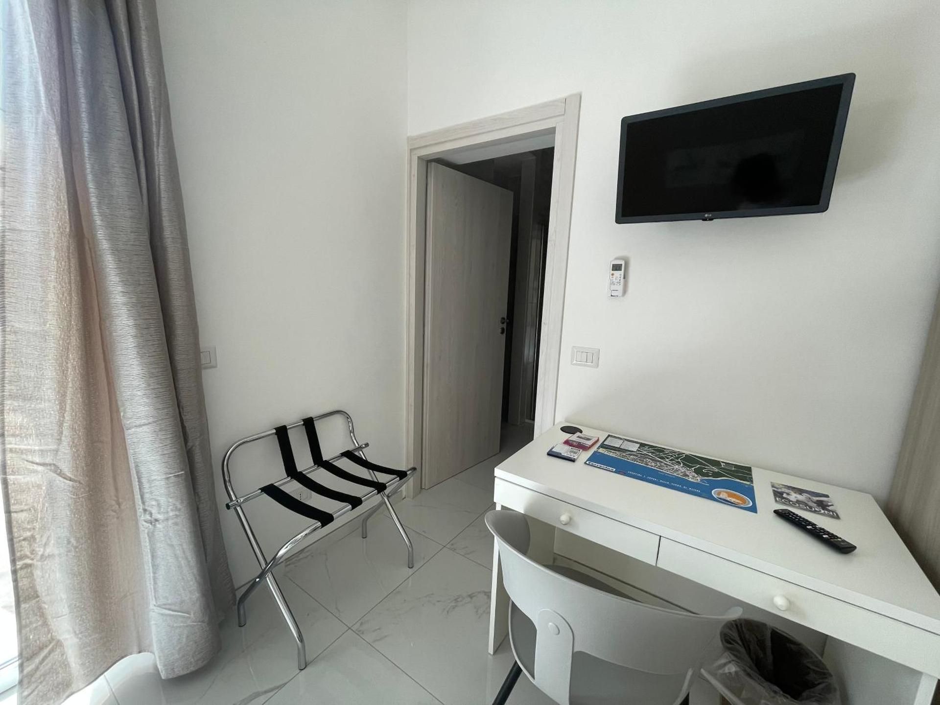 shared lounge/tv area