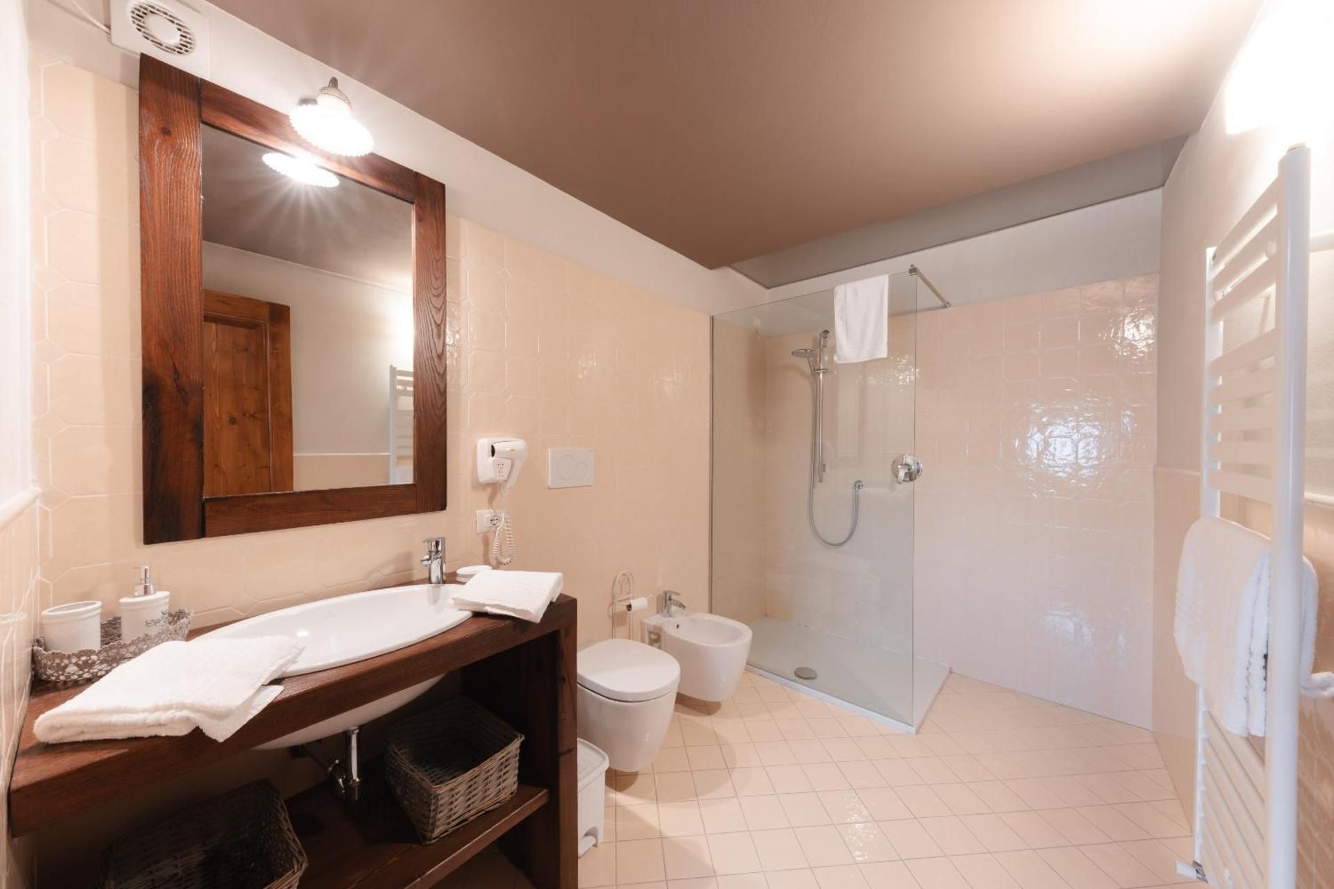 Corte Castello Superior King Room 2