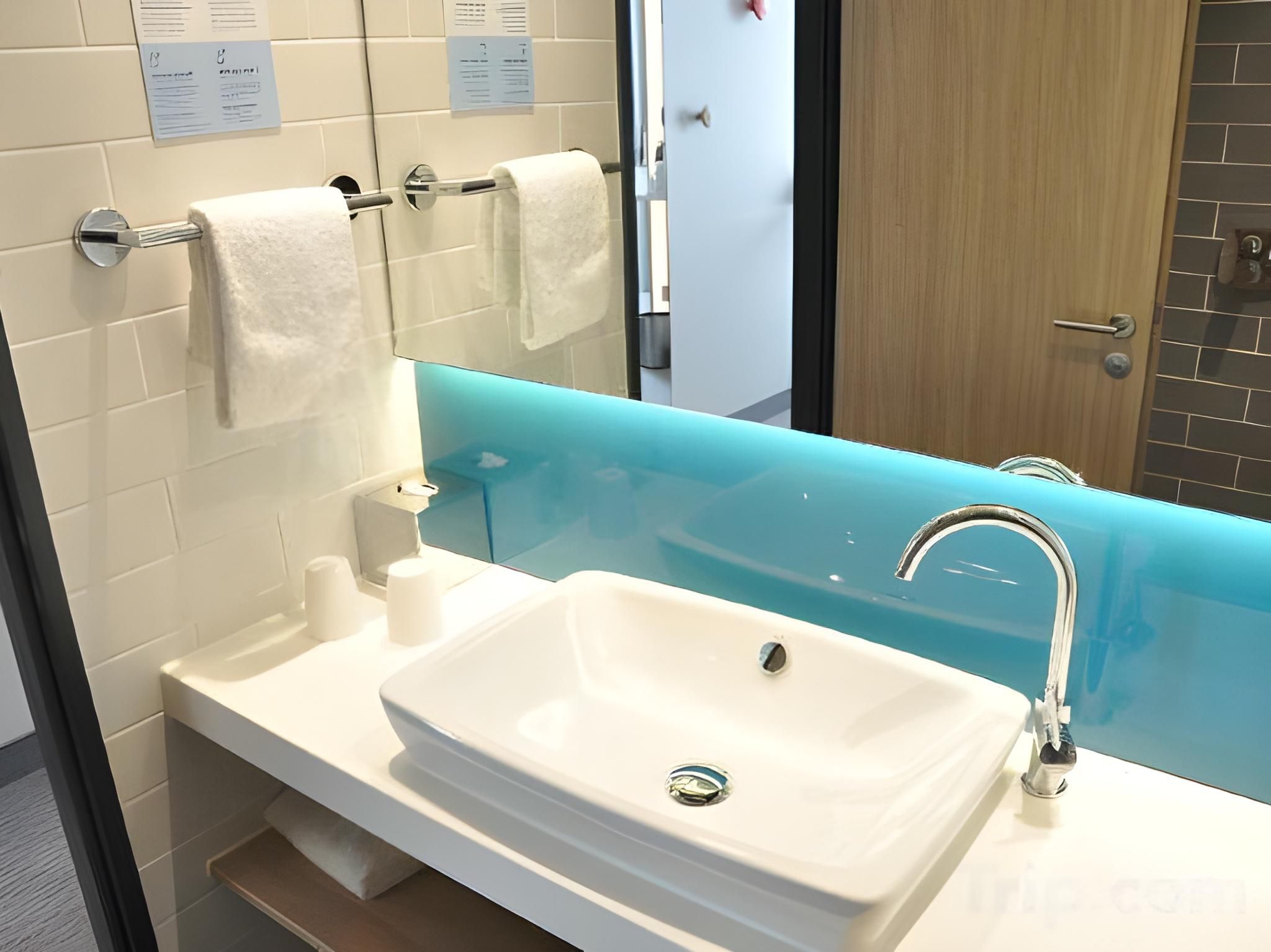 Holiday Inn Express Sindelfingen By IHG 1 Queen Standard Top Floor 3