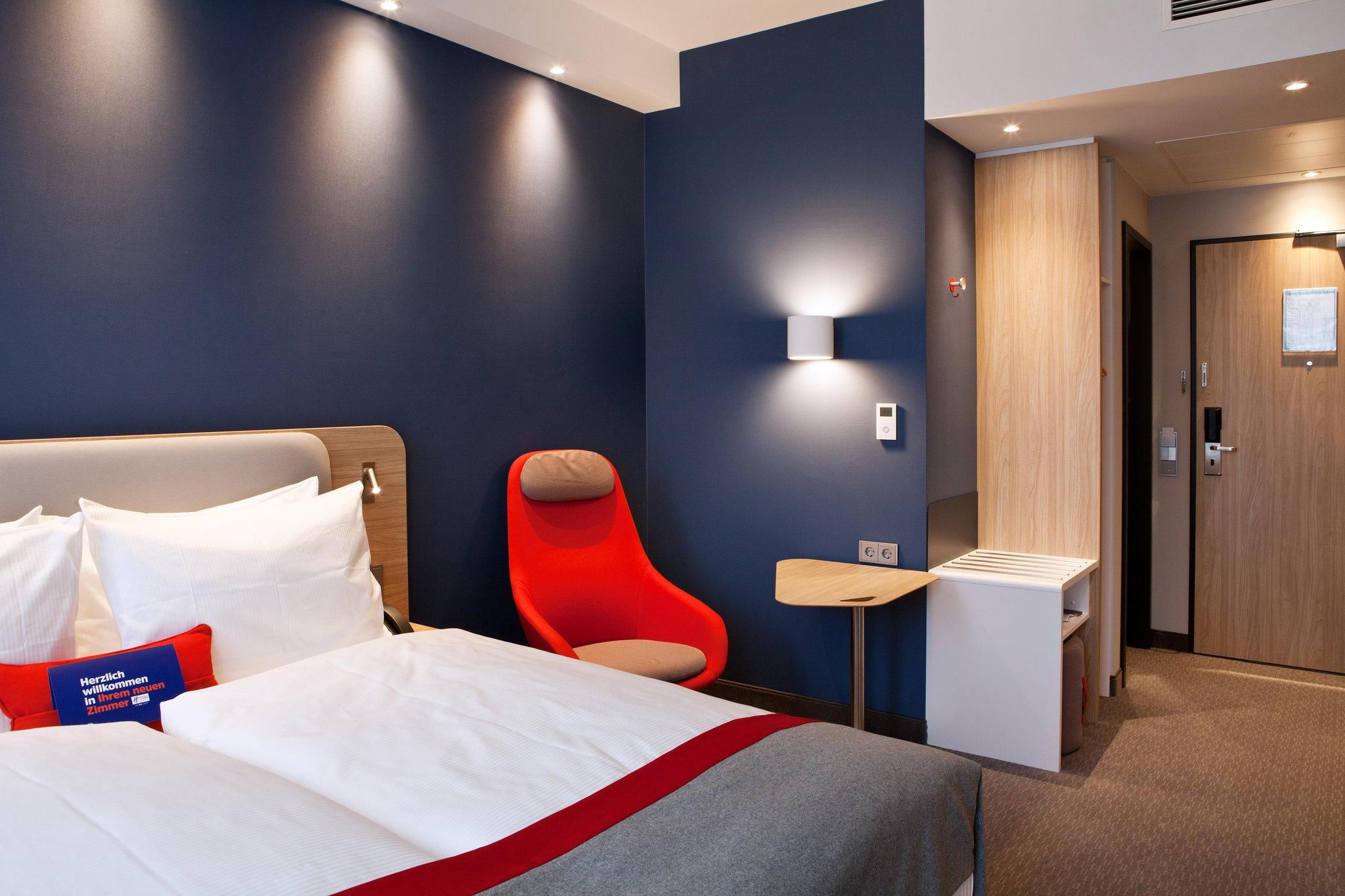 Holiday Inn Express Sindelfingen By IHG 1 Queen Standard Top Floor 2