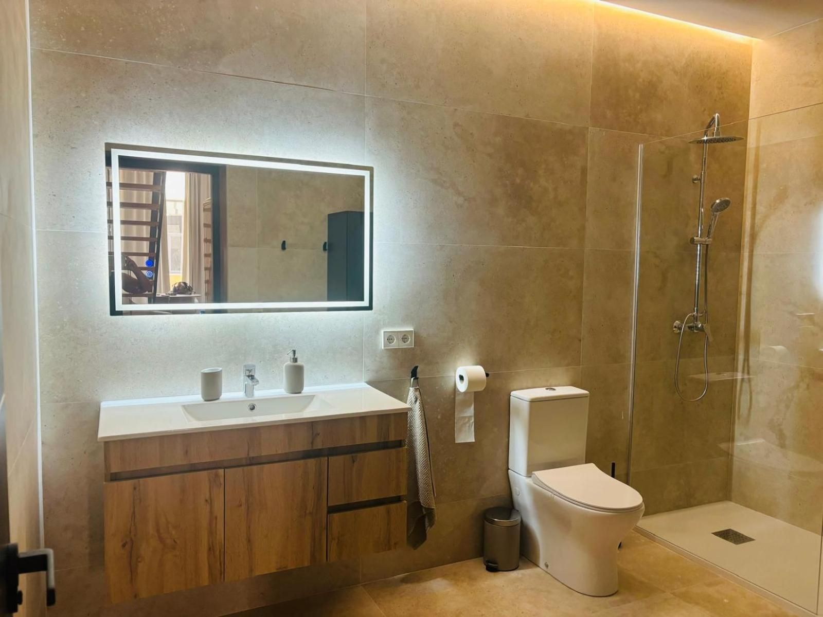 DELUXE APARTMENT