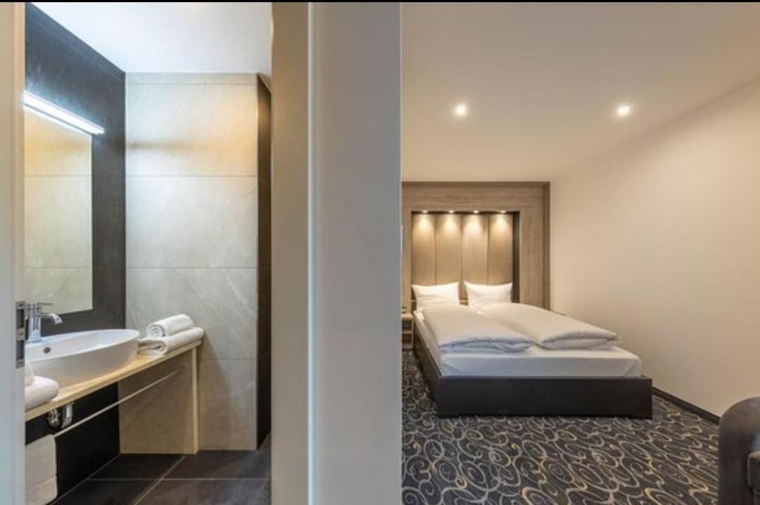 King Room with Roll-In Shower - Disability Access