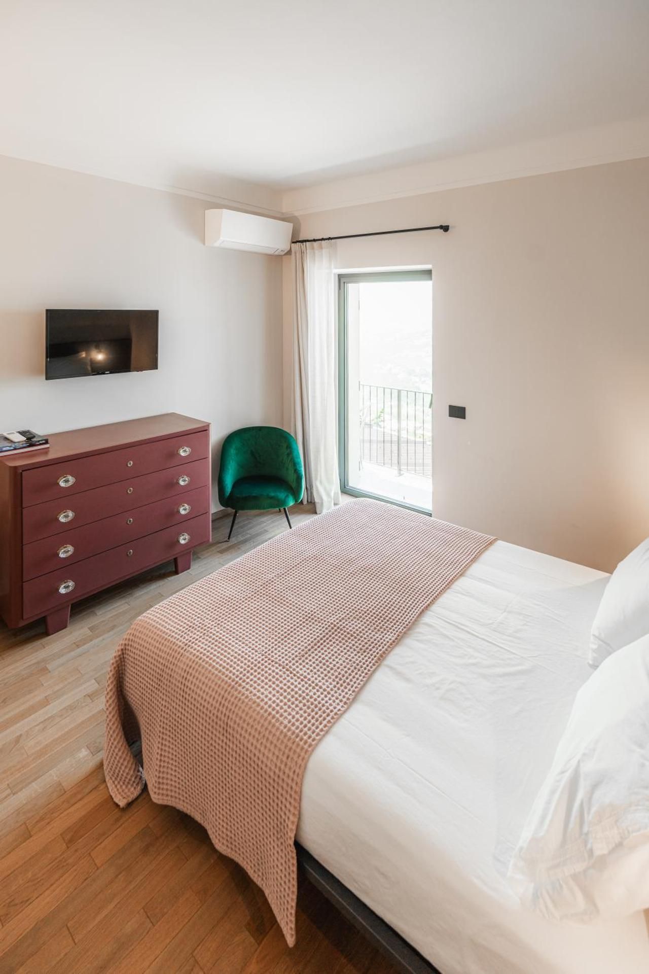 Apartment with Mountain View