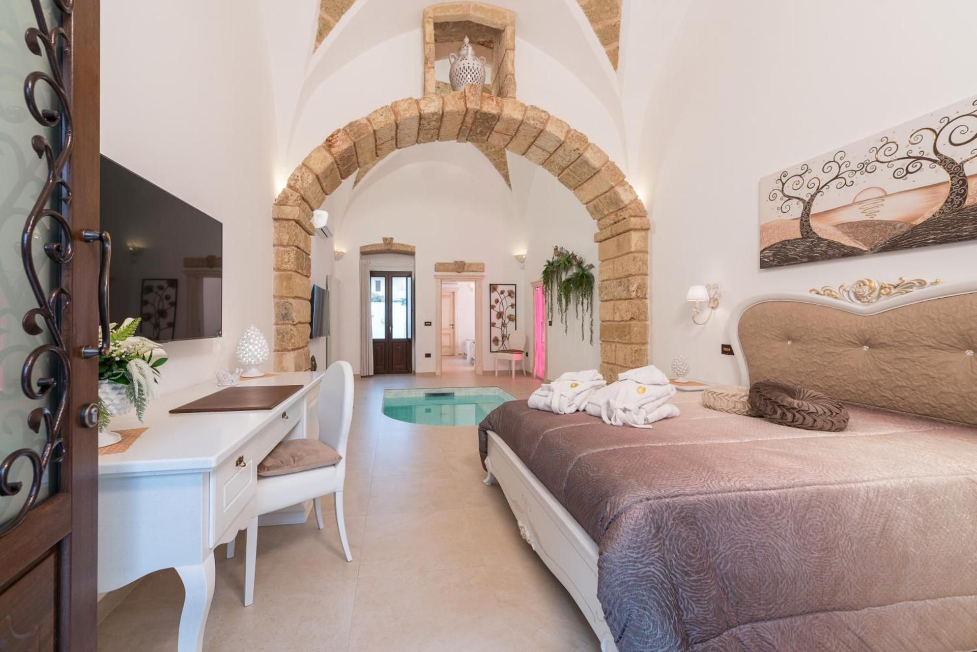 King Suite with Pool View