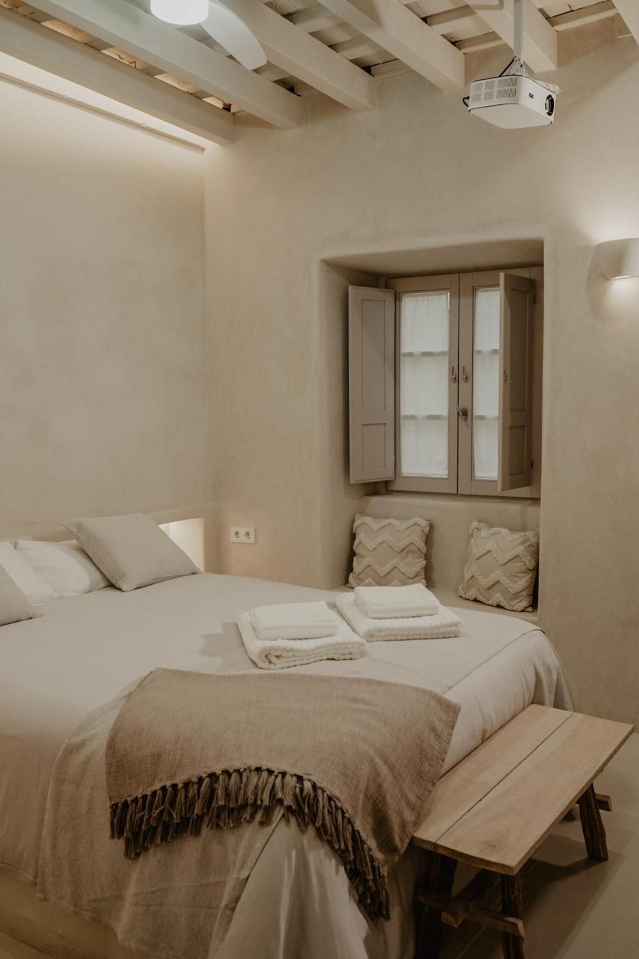 Deluxe Queen Room with Bath