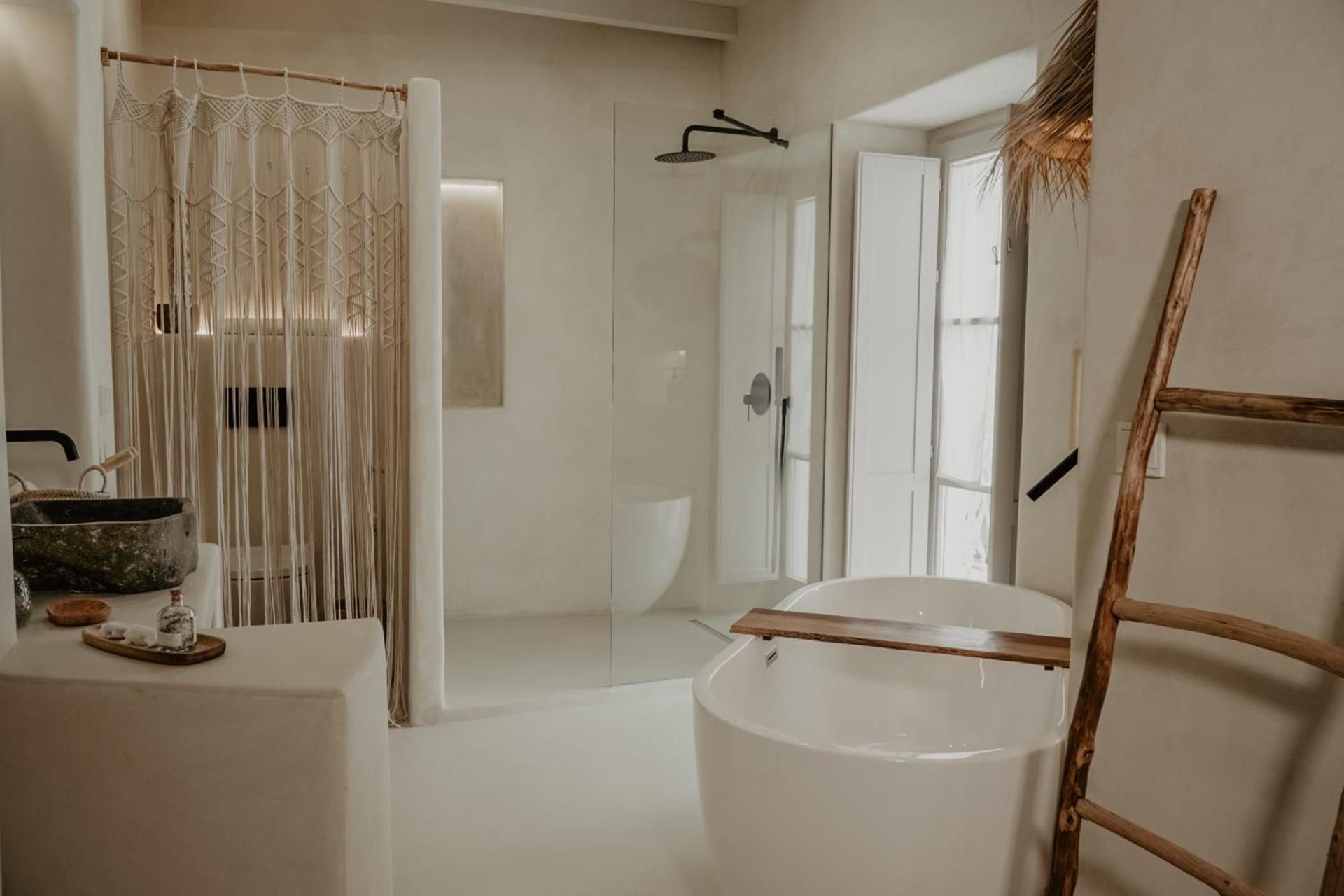 Deluxe Queen Room with Bath