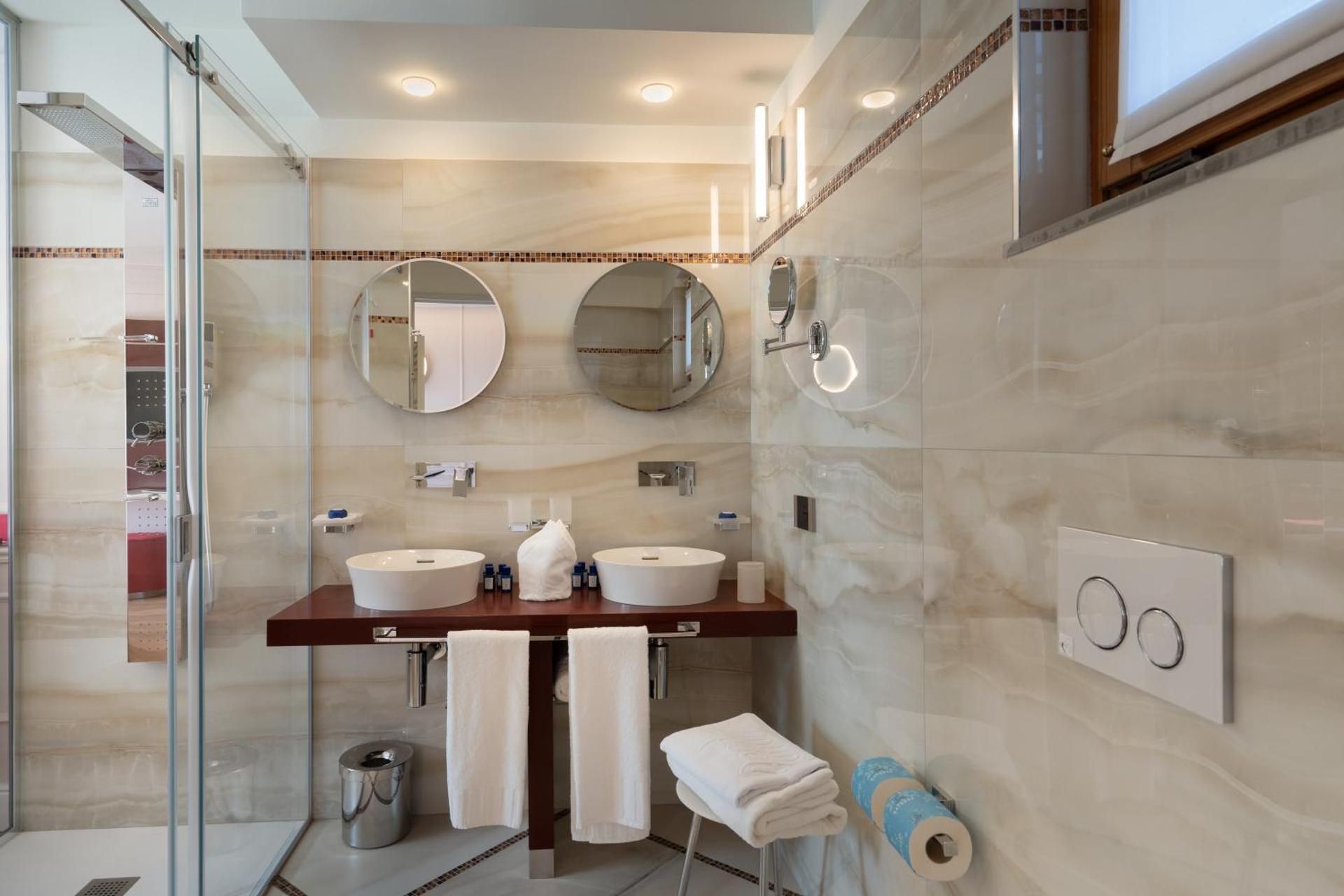 King Room with Spa Bath