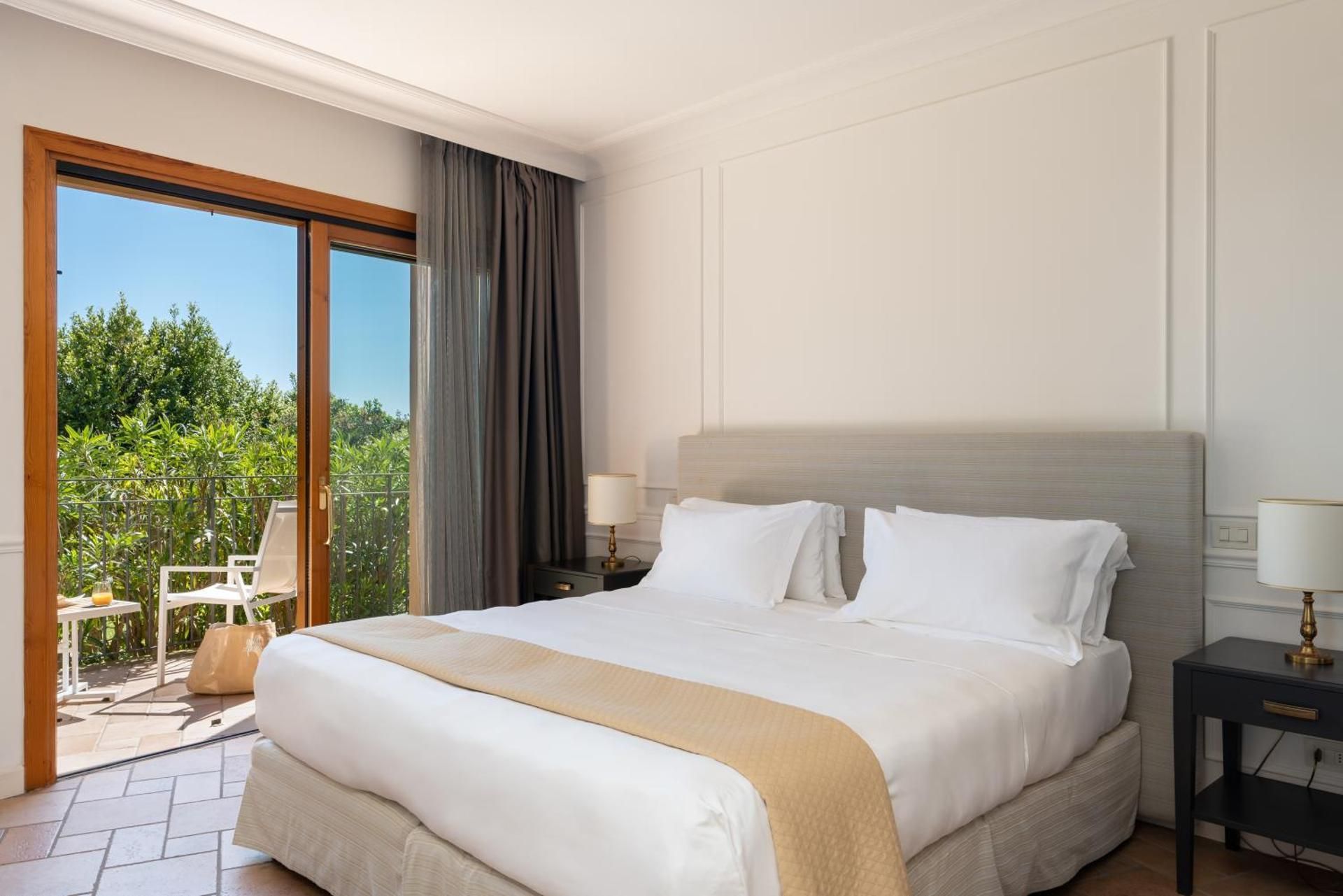 Superior Double or Twin Room with Partial Sea View