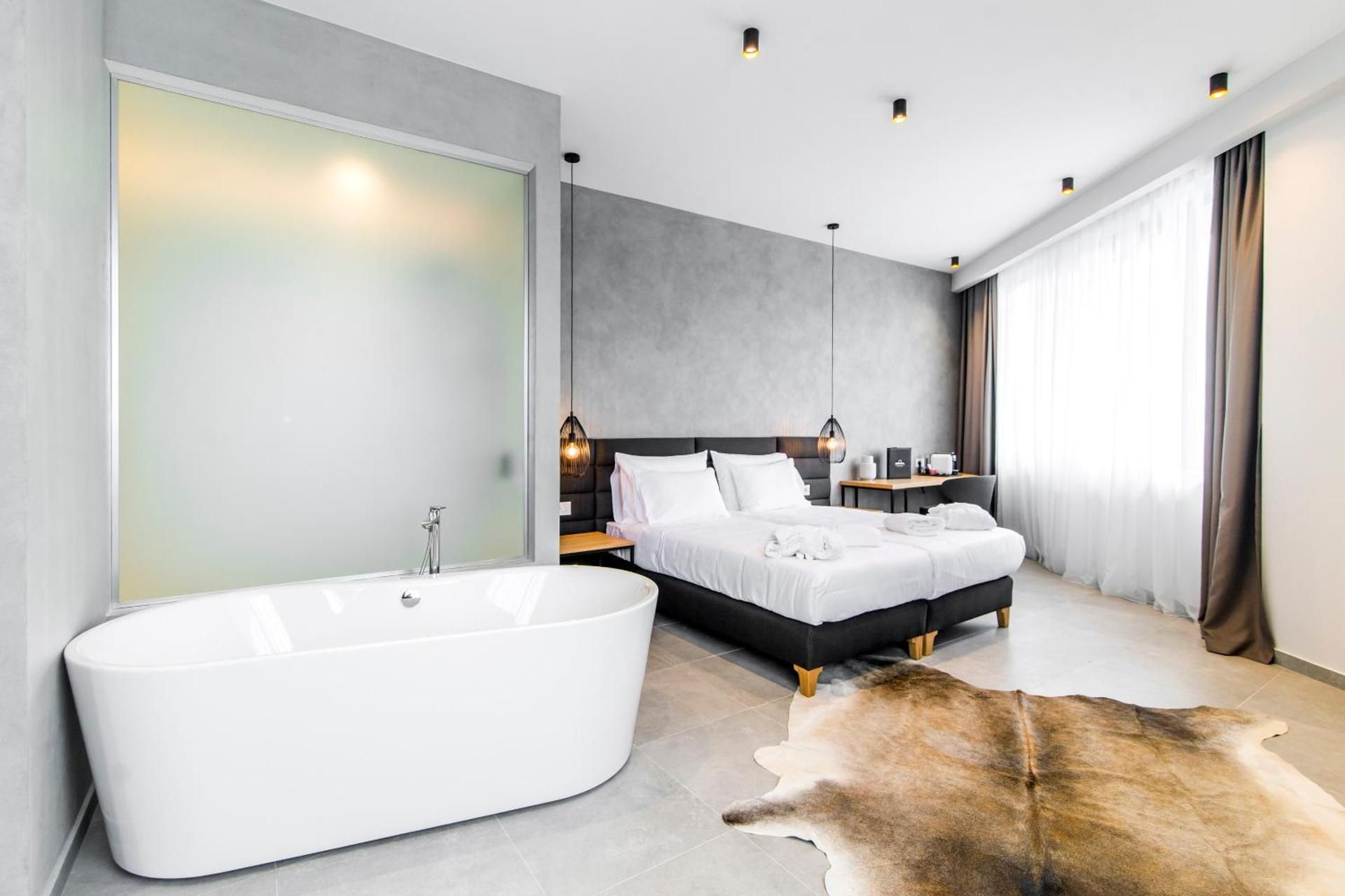 Deluxe Suite with Spa Bath