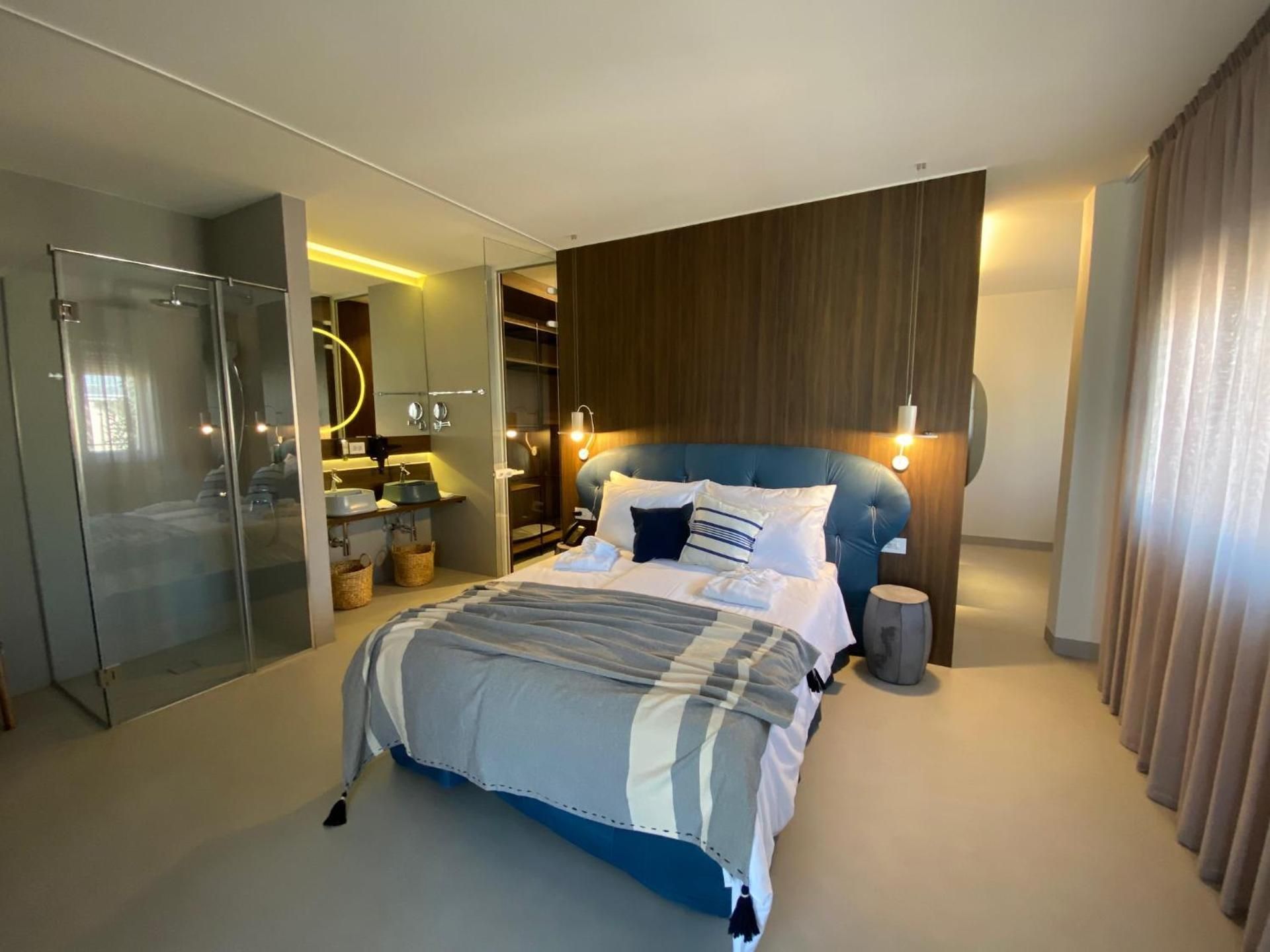 Queen Suite with Spa Bath