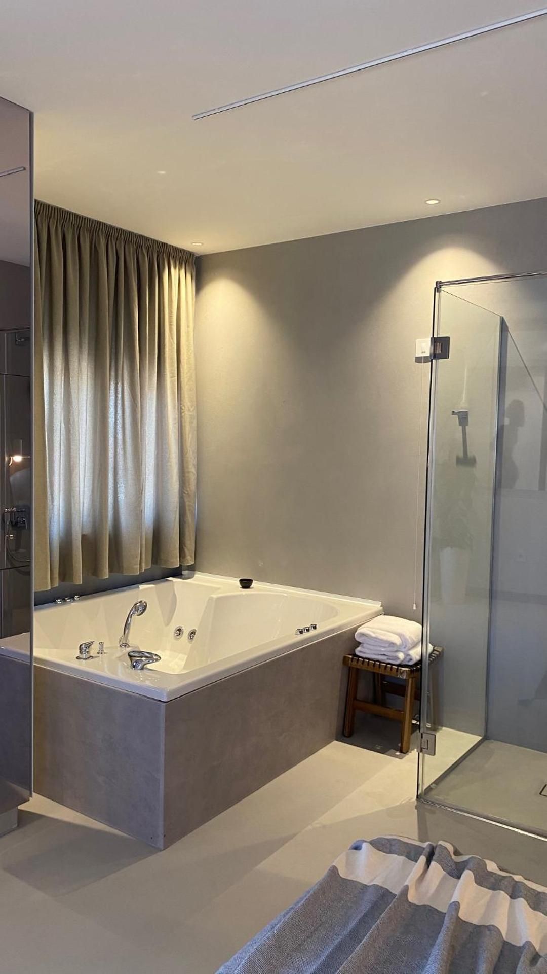 Queen Suite with Spa Bath