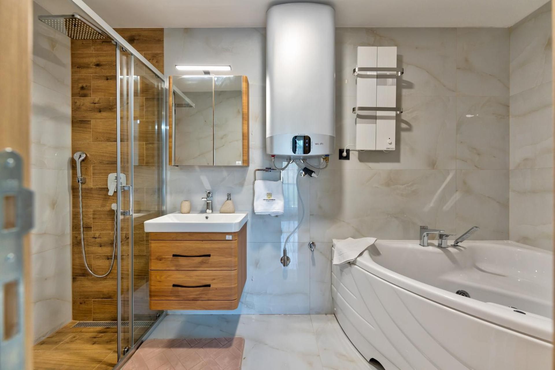 Deluxe One-Bedroom Apartment with Hot Tube 