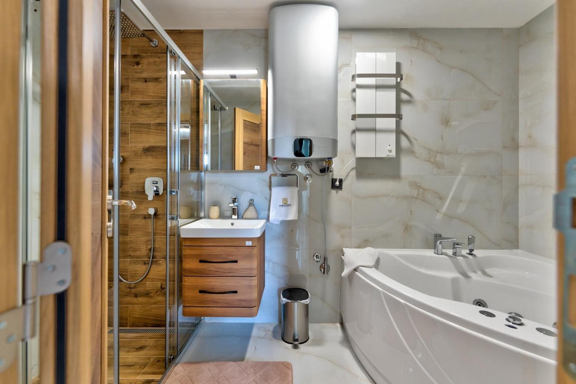 Duplex Apartment with Hot Tube