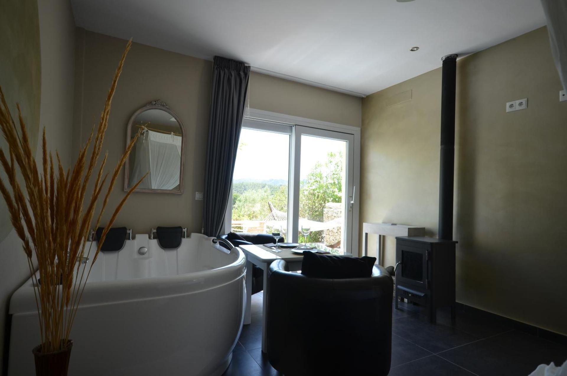 Double Suite with Hot Tub and Chimney