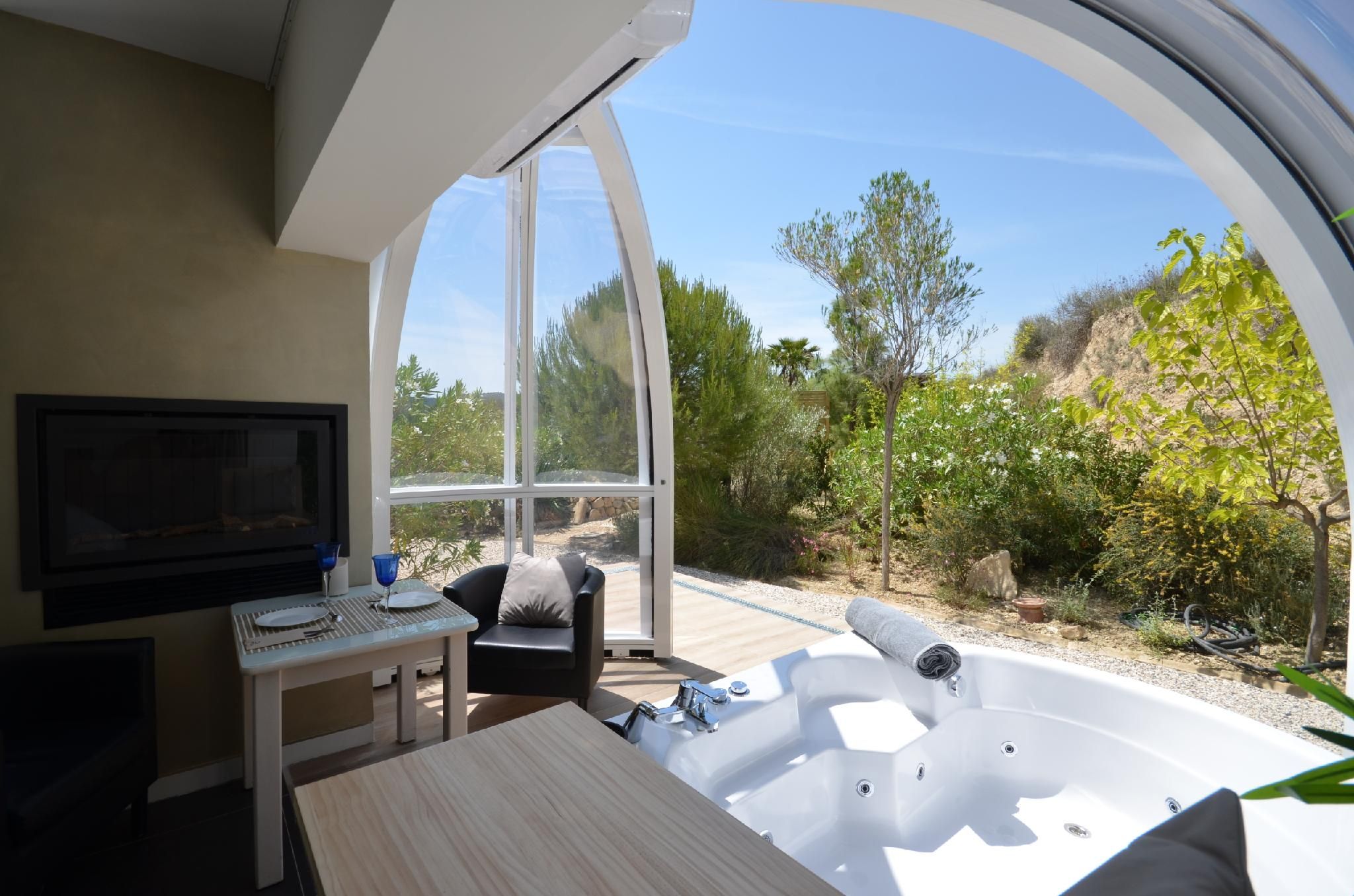 Suite-Suite-Whirlpool bath-Garden View
