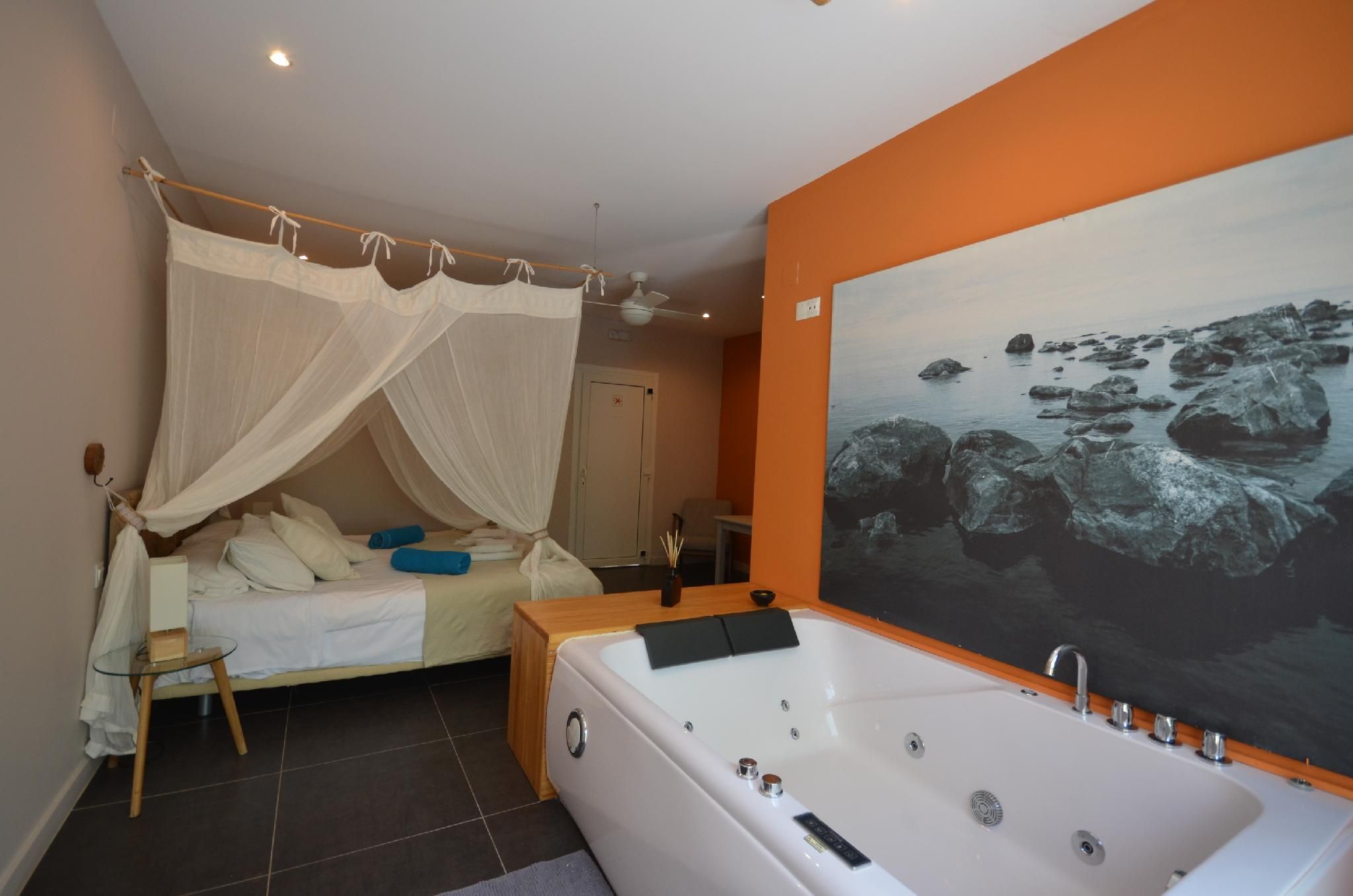Suite-Superior-Whirlpool bath-Mountain View