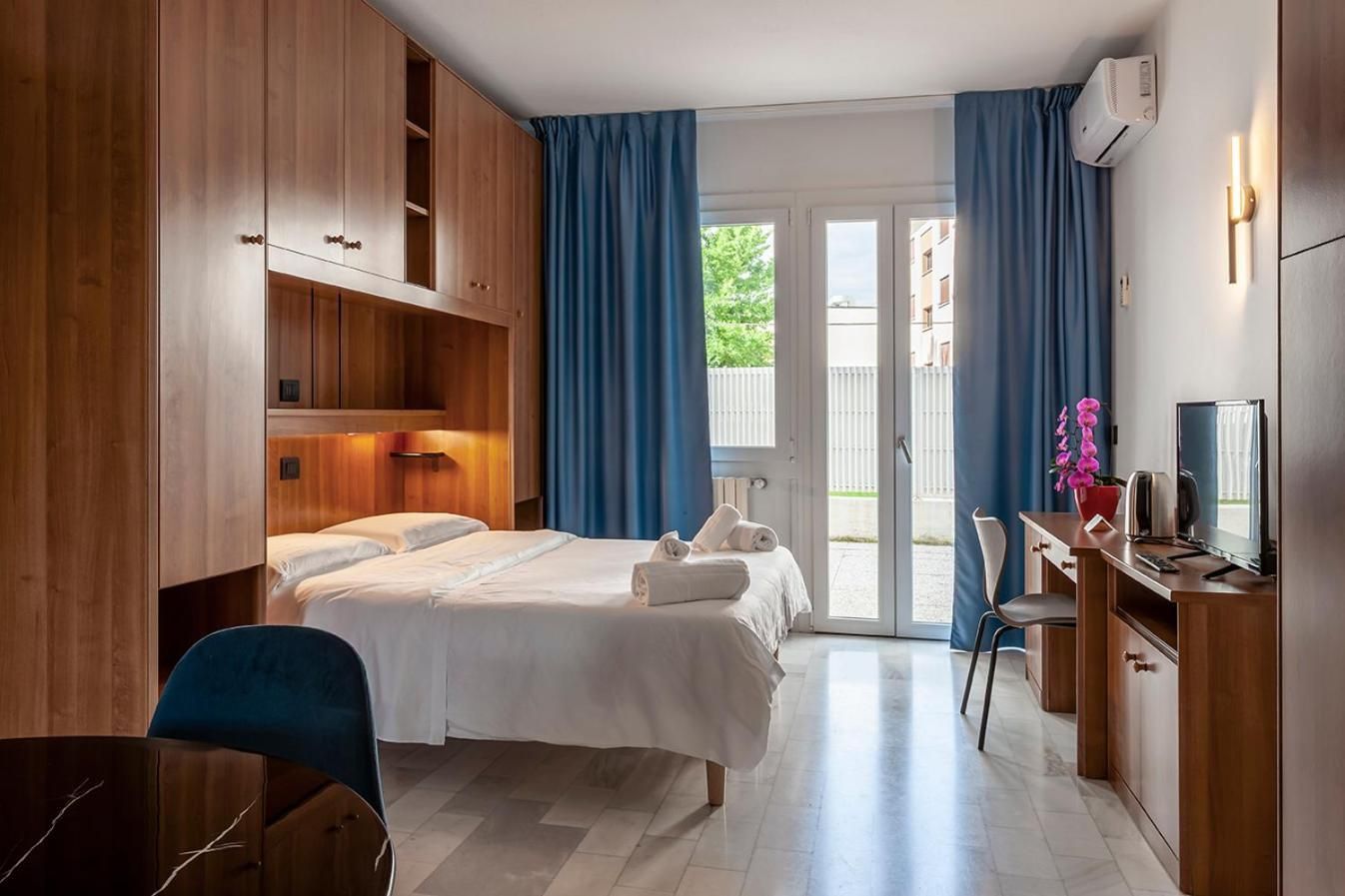 Studio Apartment with One Double Bed
