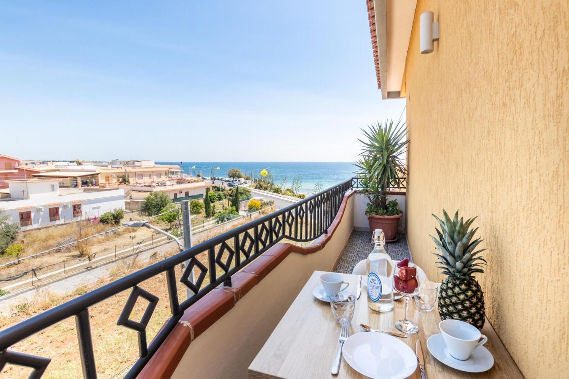 Deluxe Double Room with Side Sea View