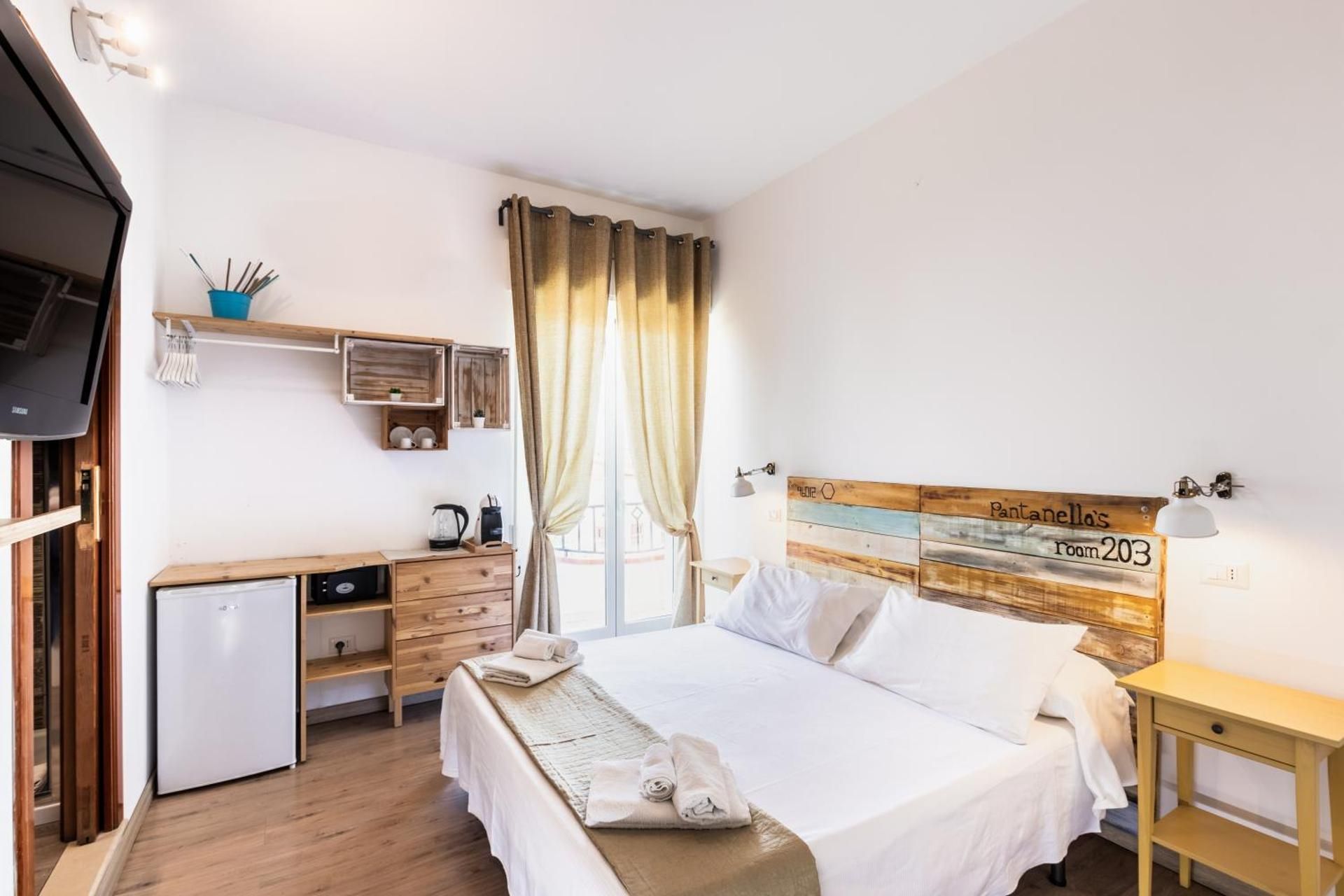 Deluxe Double Room with Side Sea View