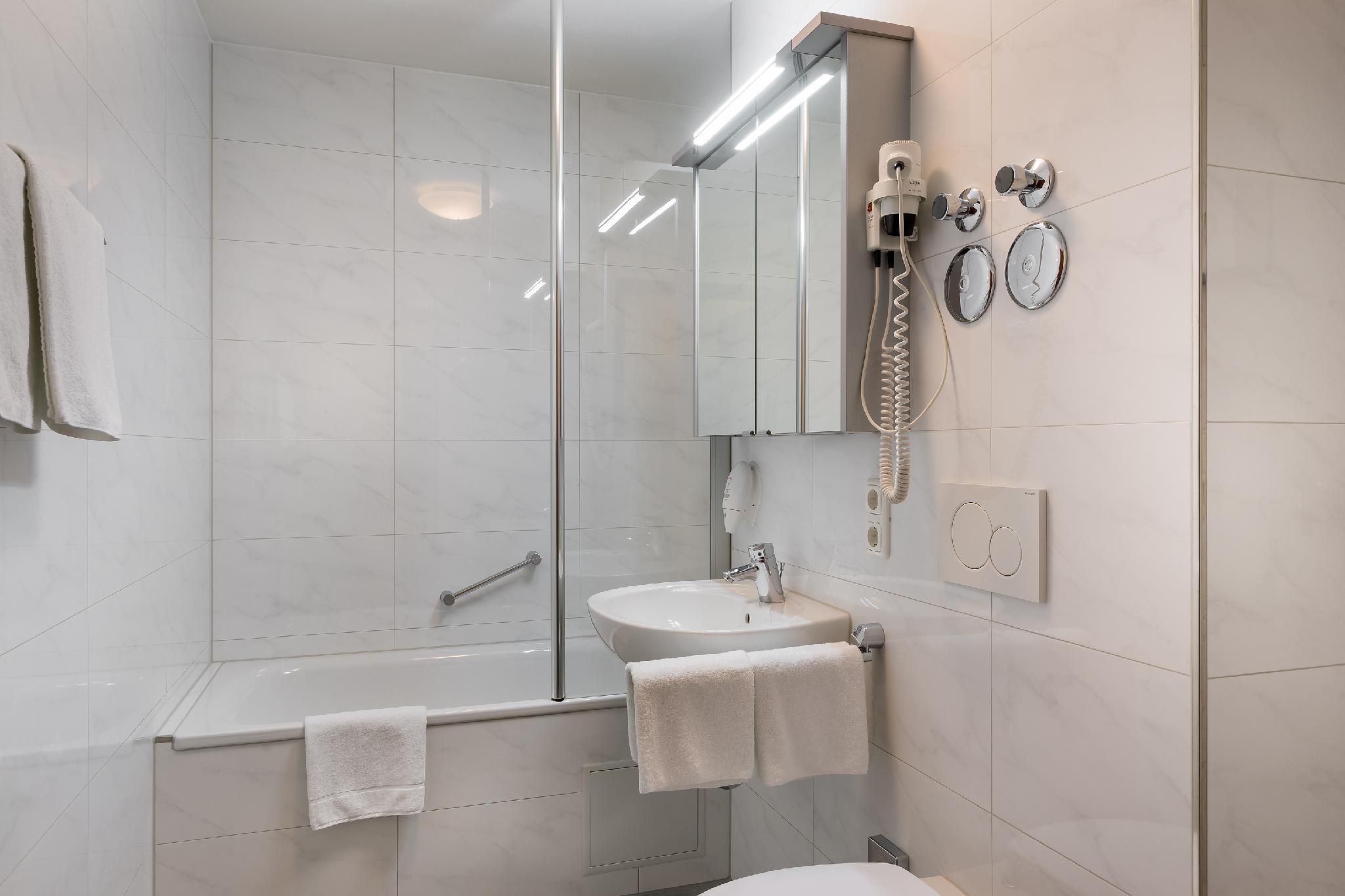 Family 2 Adults 2 Child